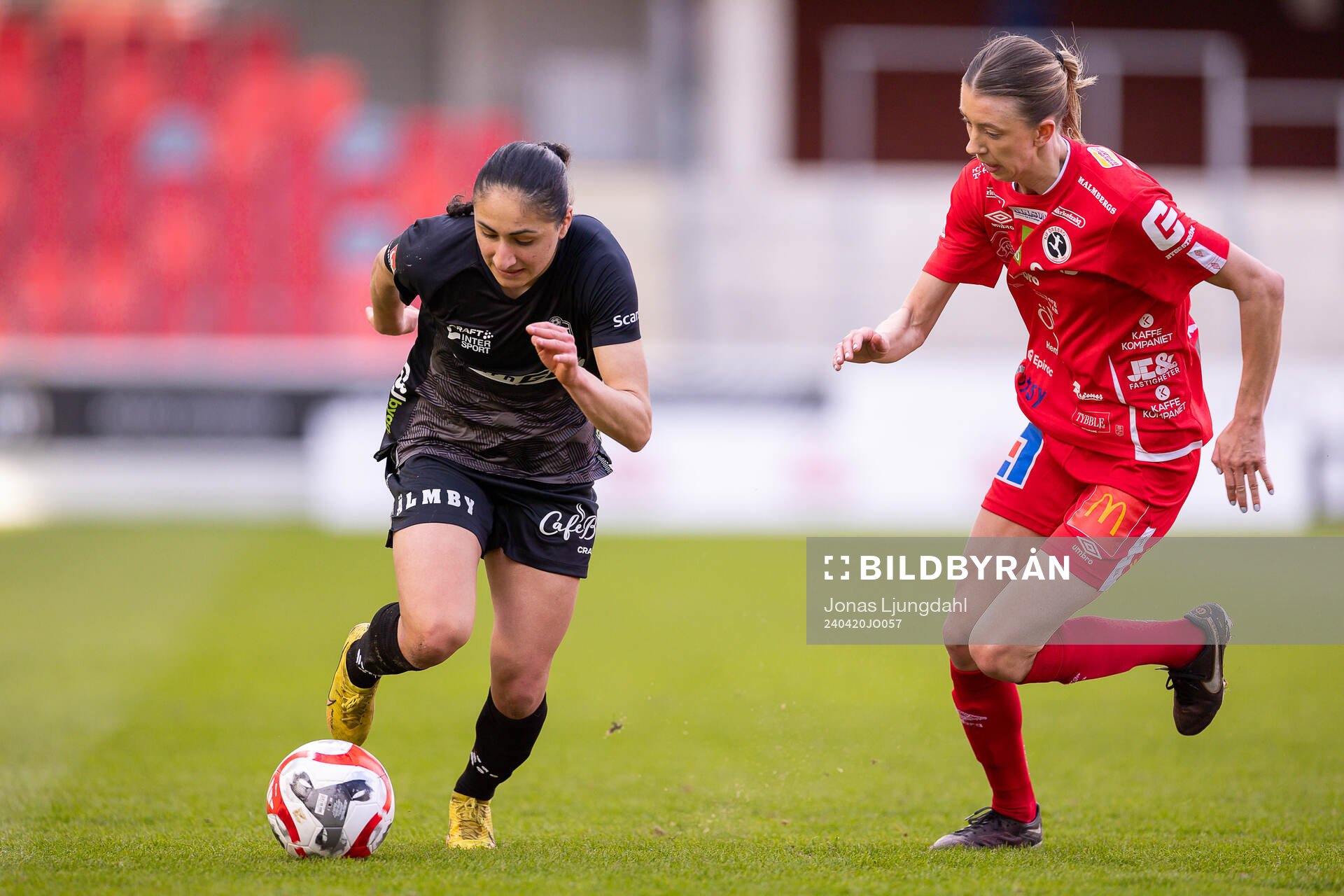 Växjö DFFs Nesrin Akgun och KIF Örebros Wilma Öhman