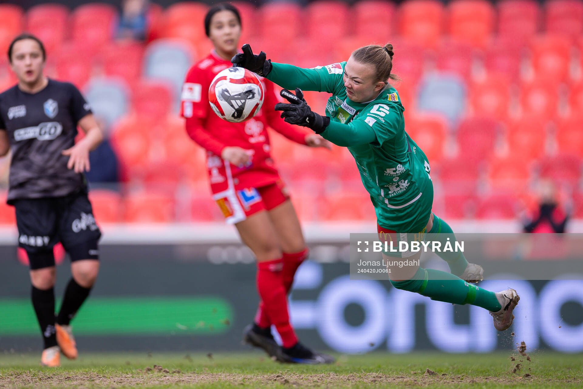 KIF Örebros målvakt Clara Ekstrand gör en räddning under fotbollsmatchen i Damallsvenskan mellan Växjö DFF och KIF Örebro den 20 april 2024 i Växjö.