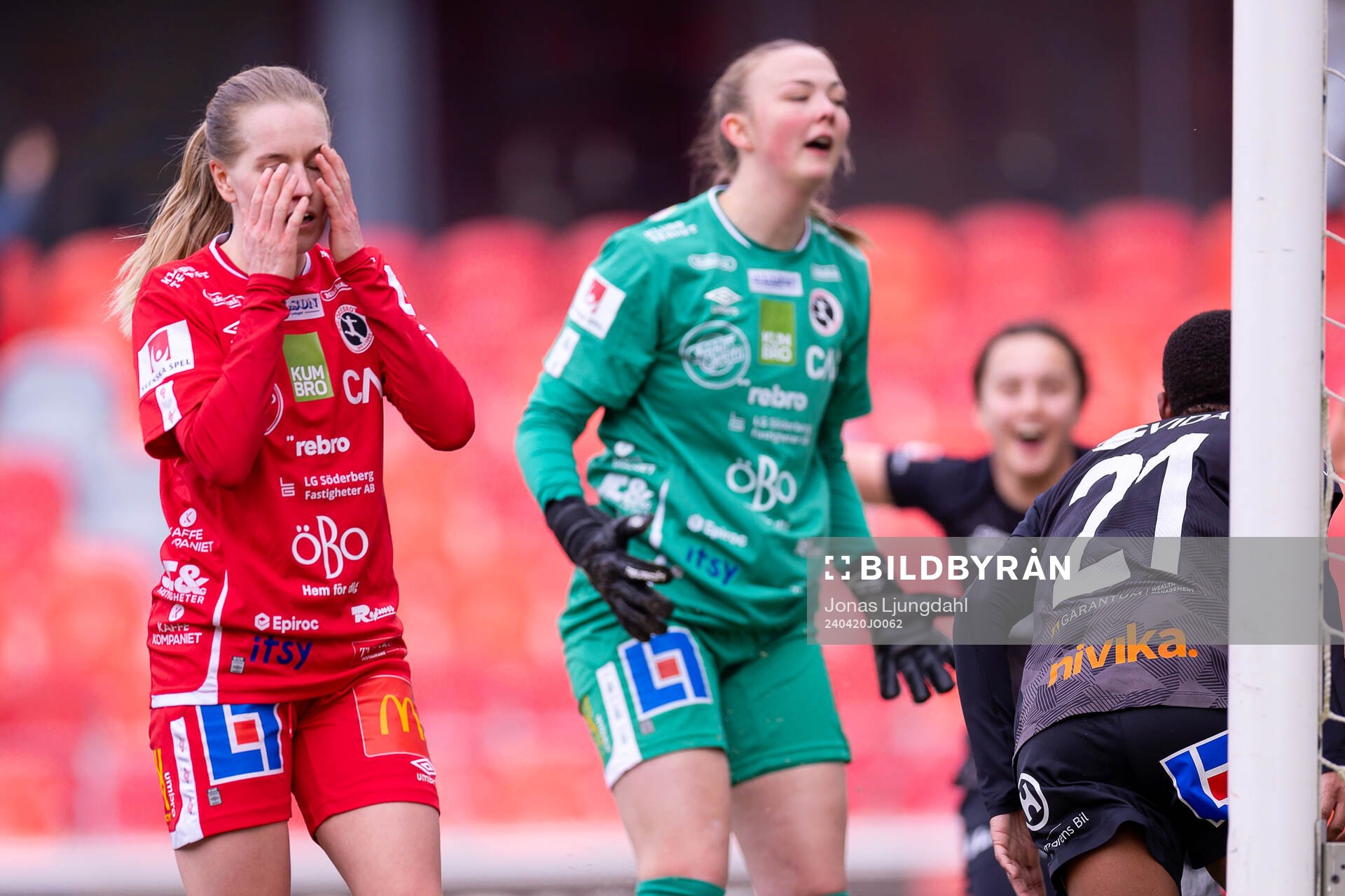 KIF Örebros Beatrice Gärds och målvakt Clara Ekstrand