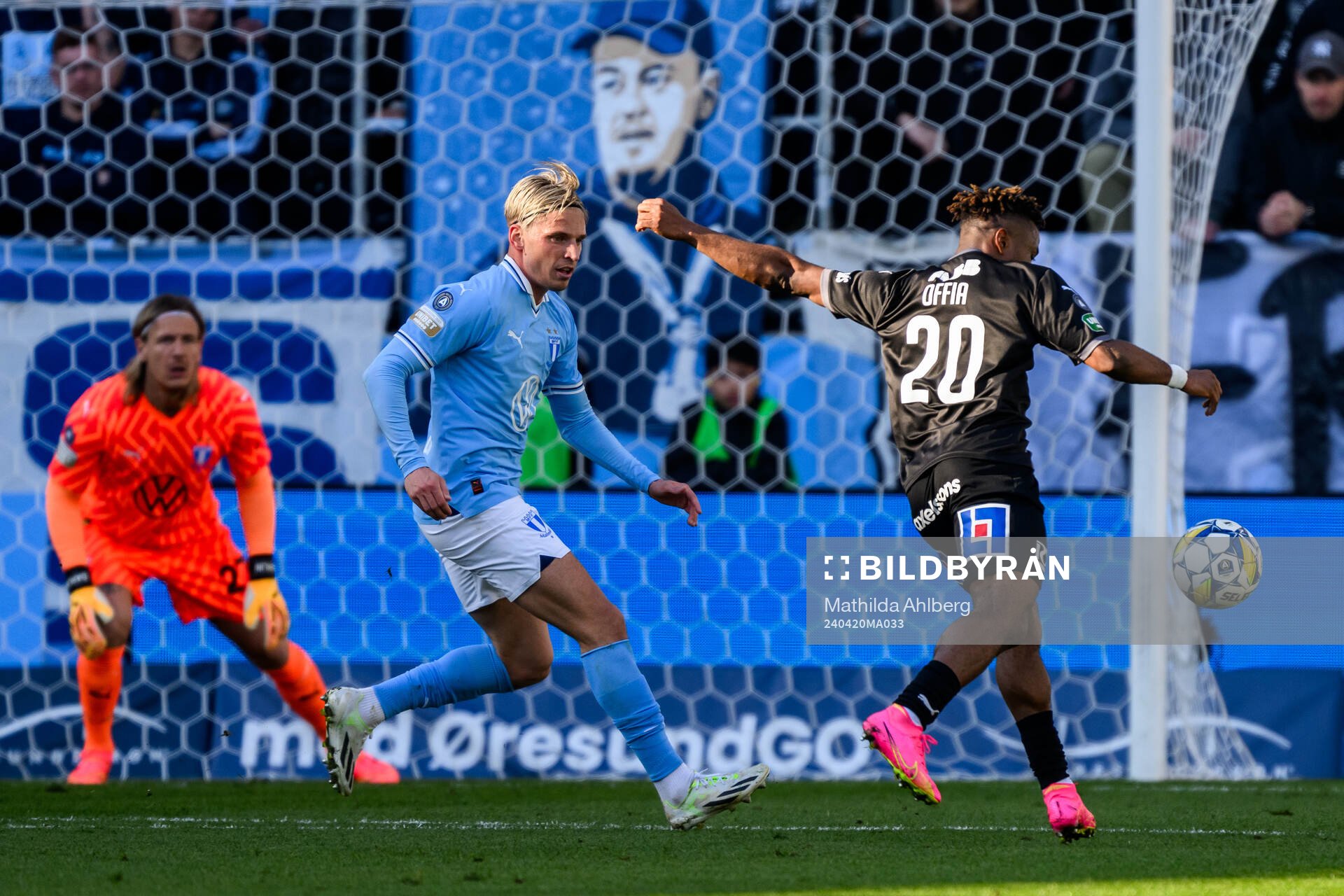 Malmö FFs Jens Stryger Larsen och Västerås Henry Offia