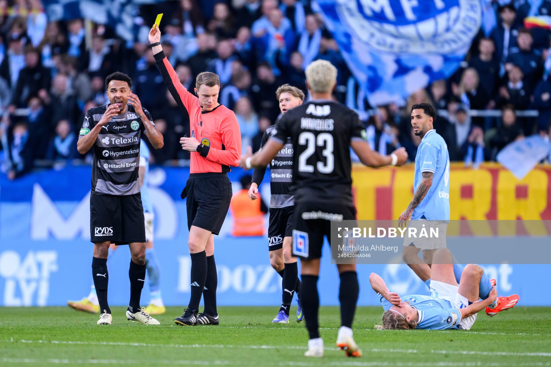 Västerås Alex Douglas och Malmö FFs Sebastian Nanasi