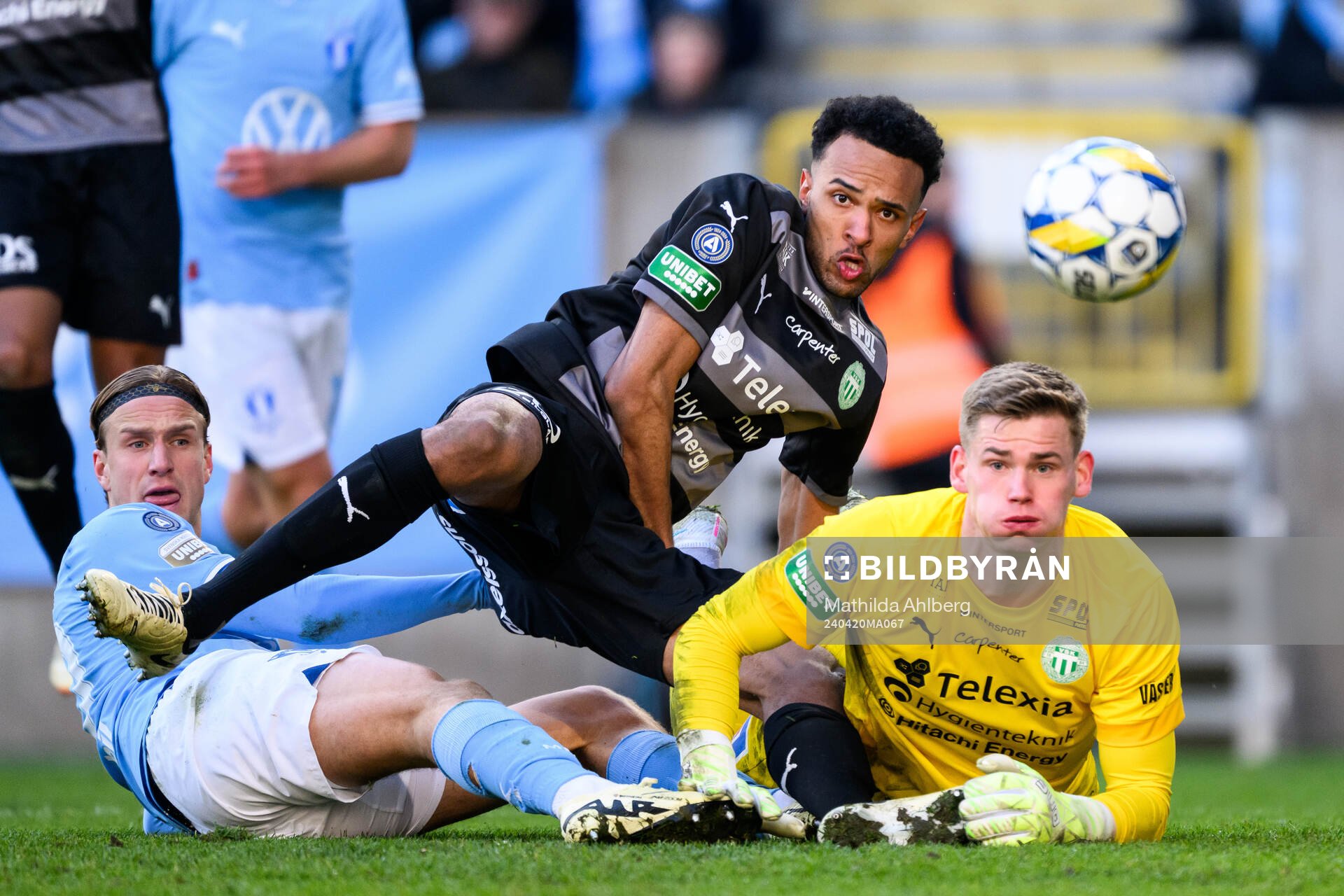 Malmö FFs Erik Botheim mot Västerås Alex Douglas och