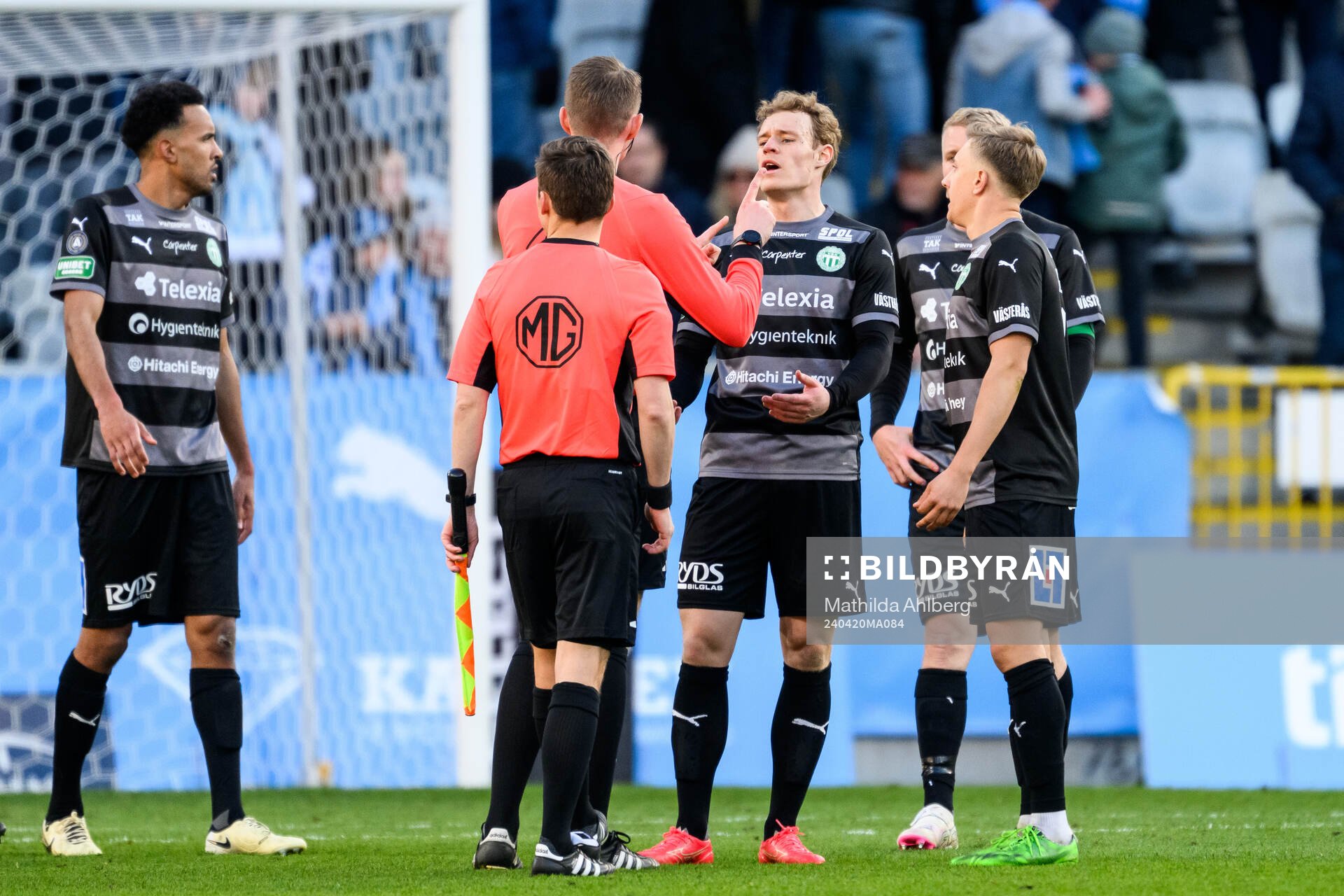 Västerås spelare dirkuterar med domaren