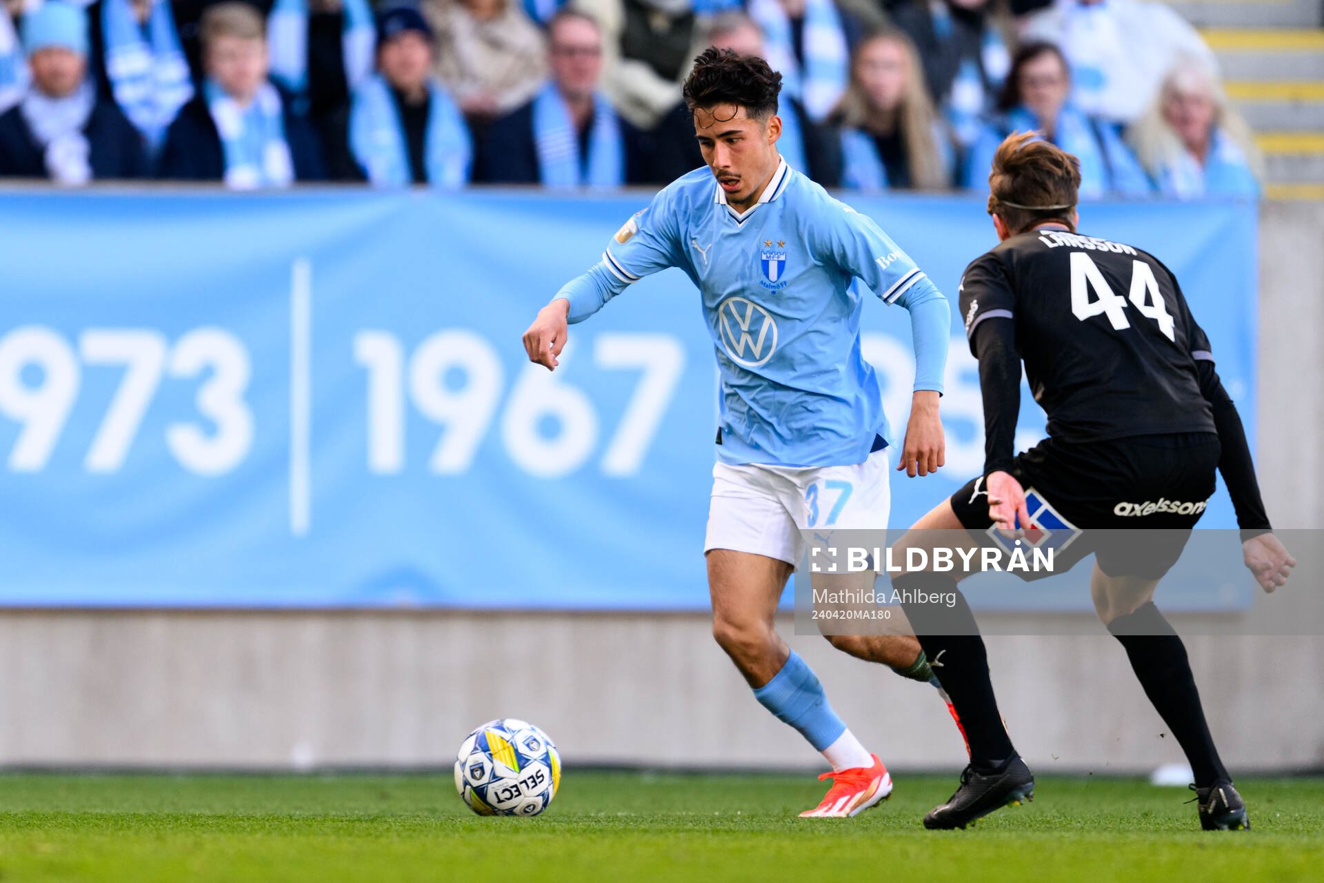 Malmö FFs Adrian Skogmar under fotbollsmatchen i Allsvenskan mellan Malmö FF och Västerås den 20 april 2024 i Malmö. 