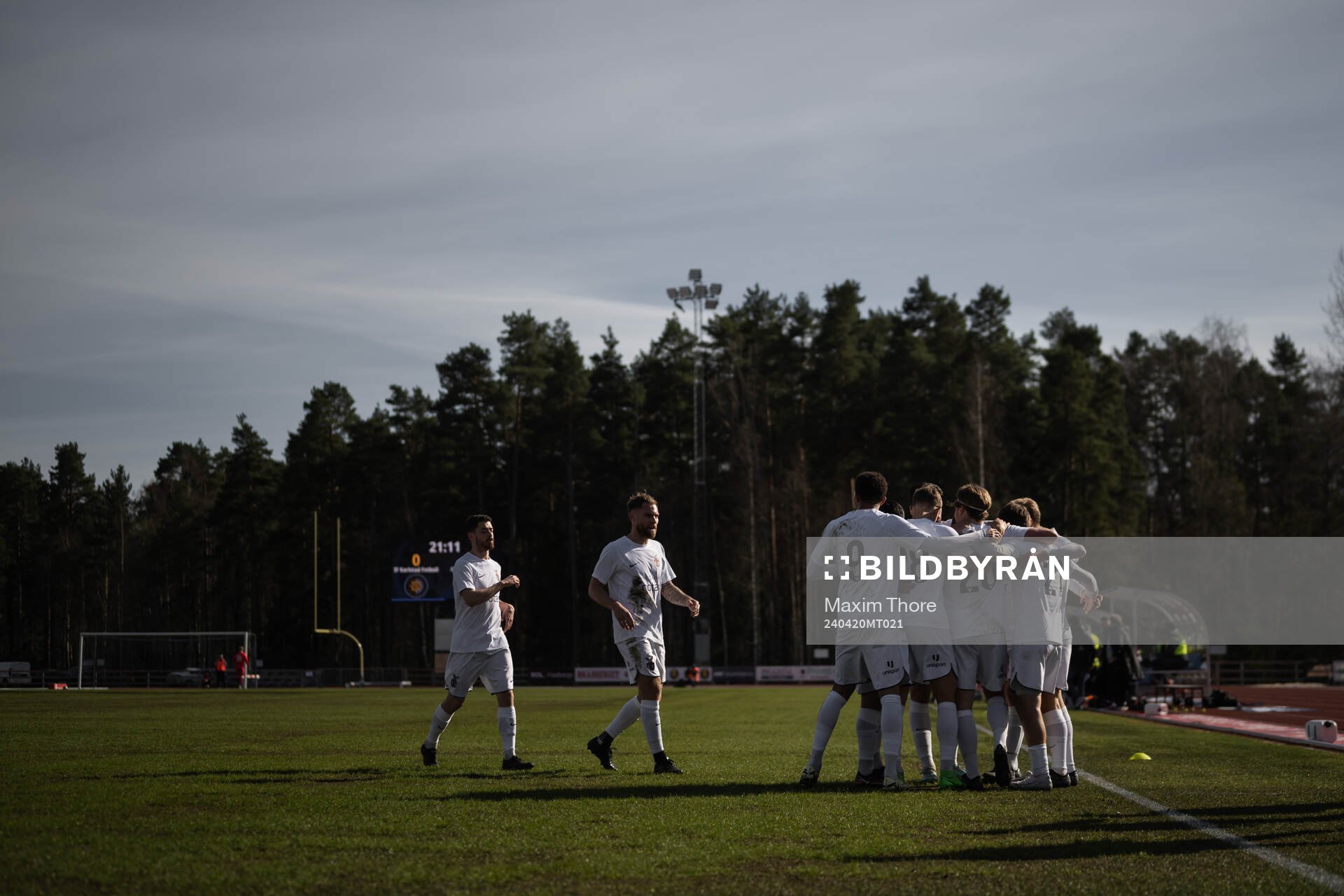 FC Stockholms William Jan jublar vid mål med lagkamrater