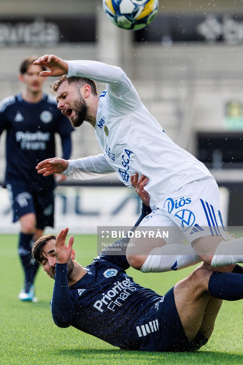 Utsiktens Allan Mohideen och GIF Sundsvalls Amaro Bahtijar under fotbollsmatchen i Superettan mellan Utsikten och GIF Sundsvall den 20 april 2024 i Göteborg.