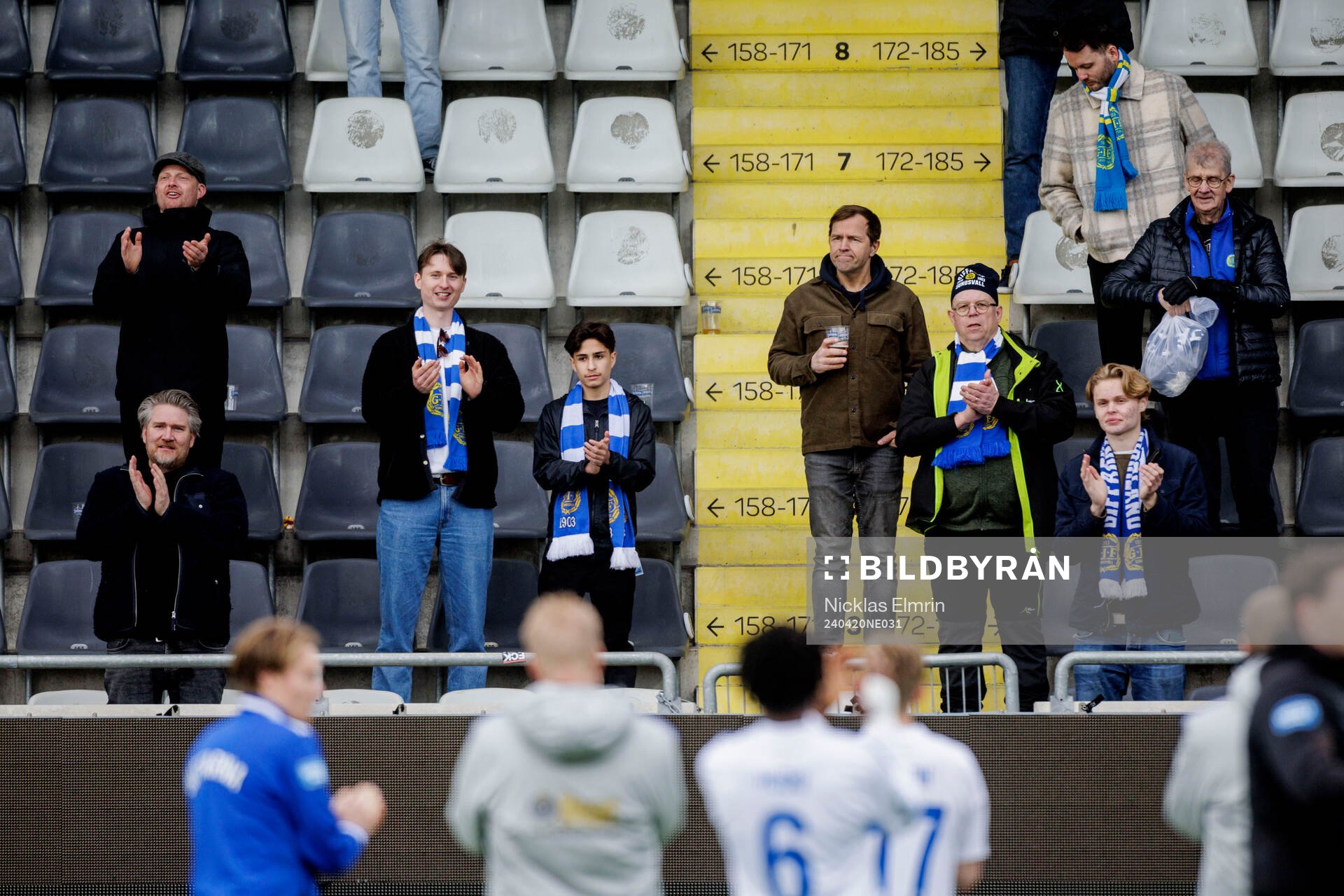 GIF Sundsvalls spelare tackar publiken efter fotbollsmatchen i Superettan mellan Utsikten och GIF Sundsvall den 20 april 2024 i Göteborg.