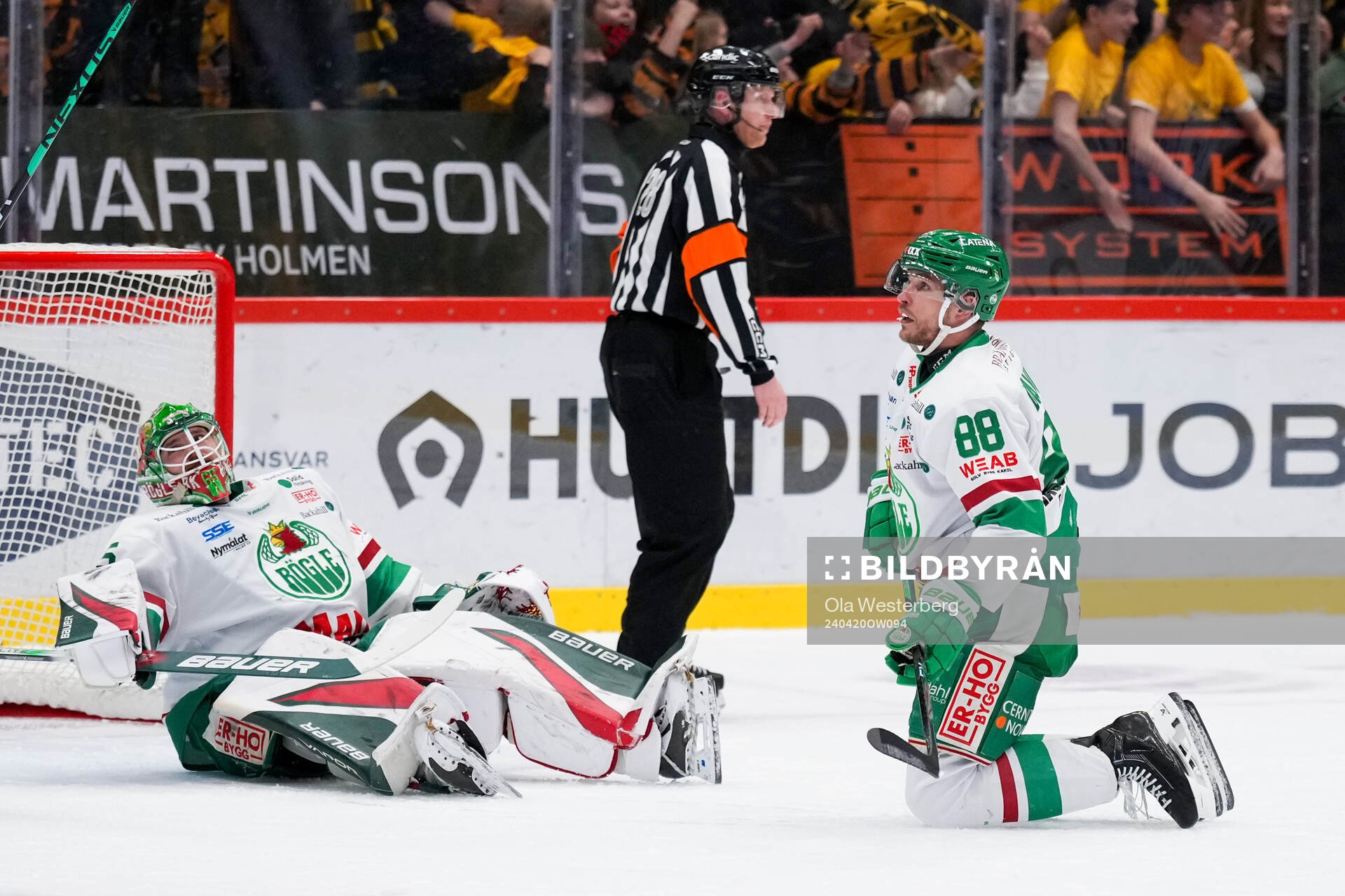 Rögles målvakt Christoffer Rifalk och Brandon Davidson