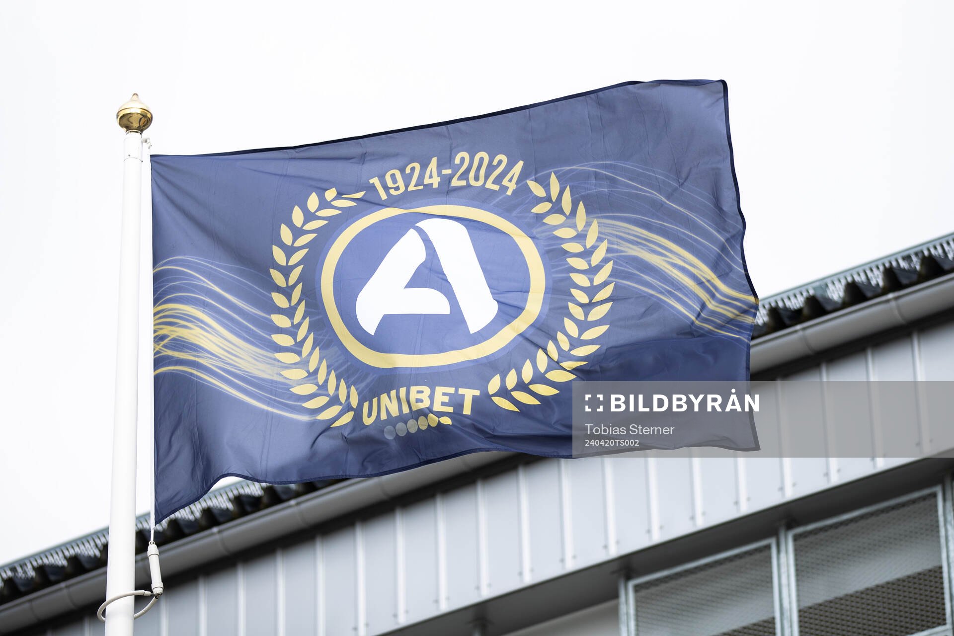 En flagga med Allsvenskans logotyp inför fotbollsmatchen i Allsvenskan mellan Sirius och Värnamo den 20 april 2024 i Uppsala. 