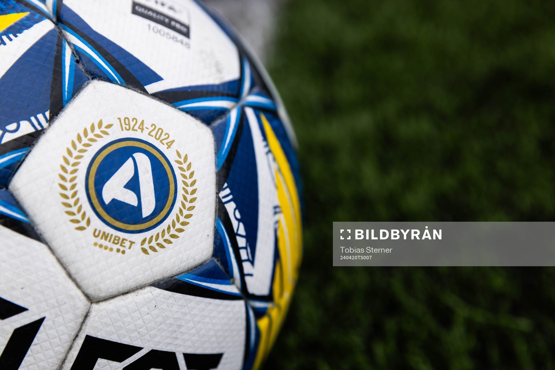 En fotboll med Allsvenskans logotyp