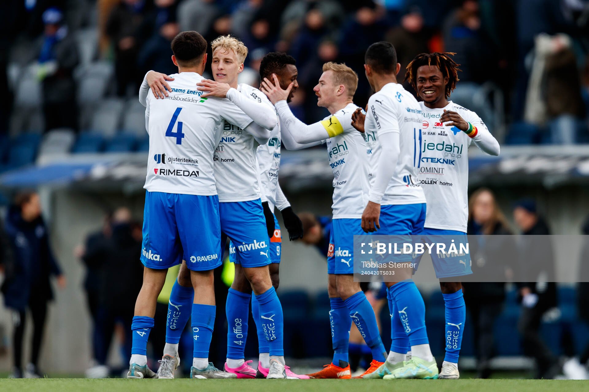 Värnamos Freddy Winsth jublar med lagkamrater