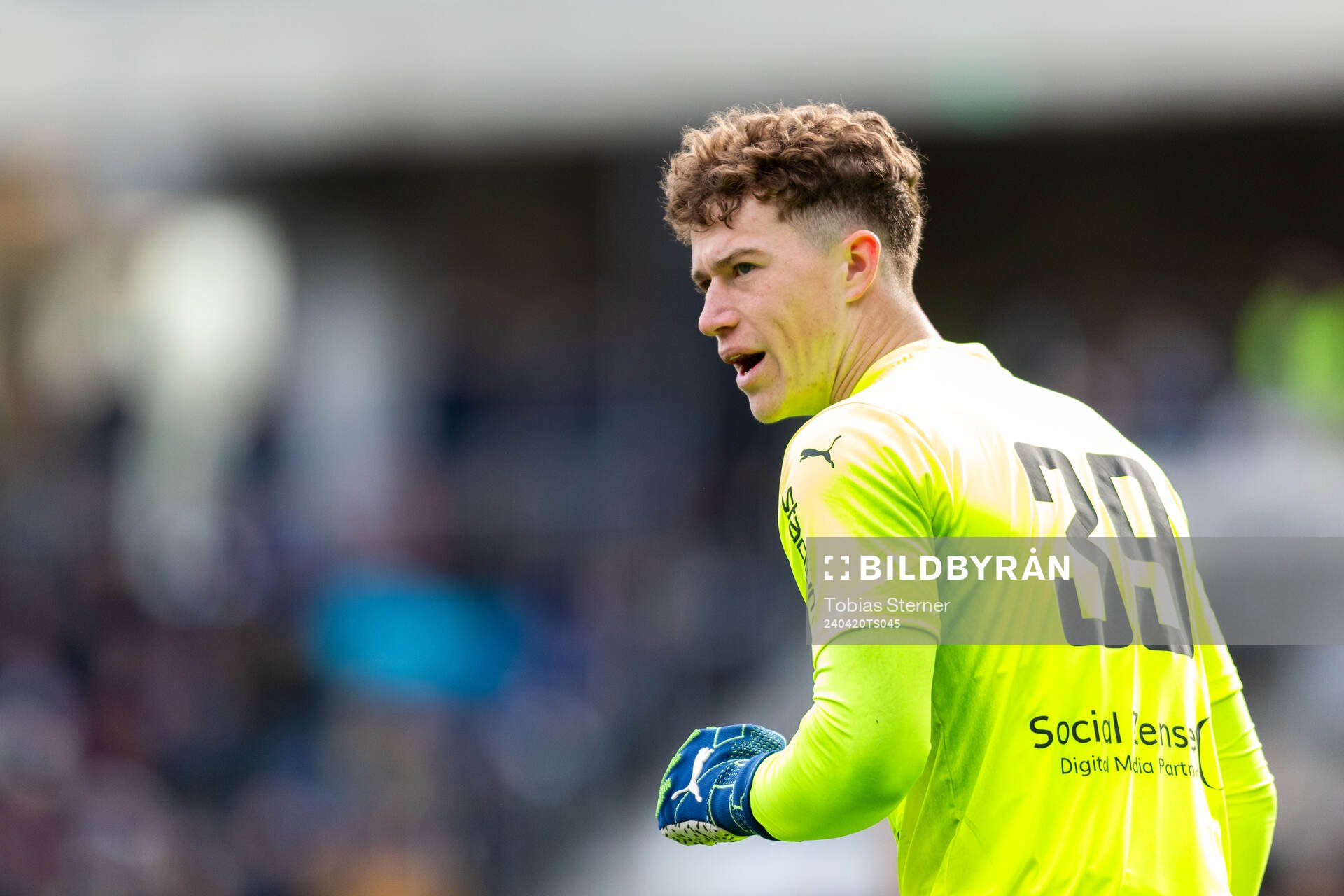 Värnamos målvakt Viktor Andersson under fotbollsmatchen i Allsvenskan mellan Sirius och Värnamo den 20 april 2024 i Uppsala. 