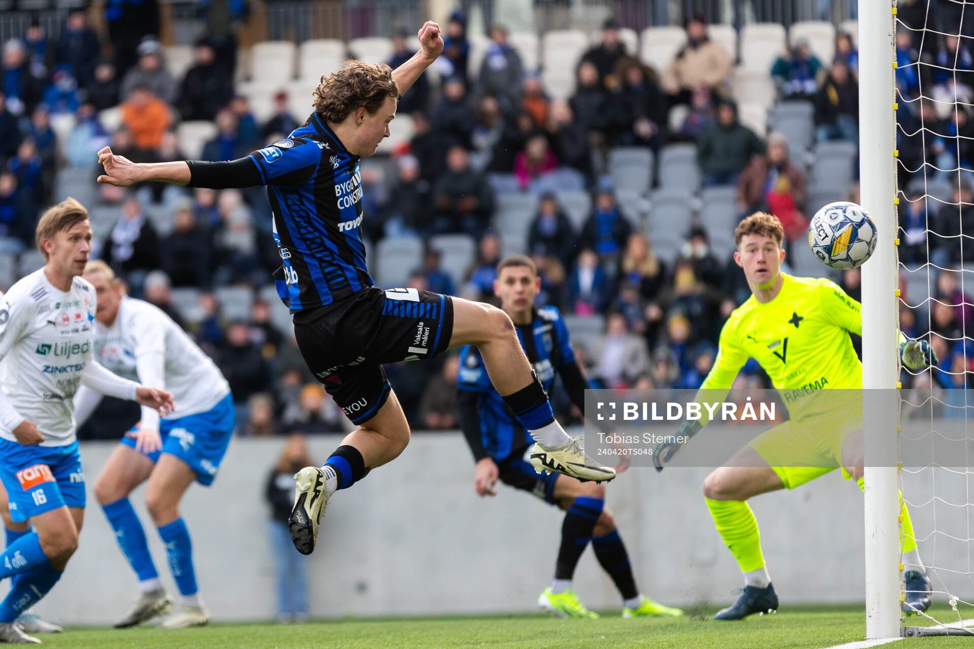 Sirius Herman Sjögrell under fotbollsmatchen i Allsvenskan mellan Sirius och Värnamo den 20 april 2024 i Uppsala. 