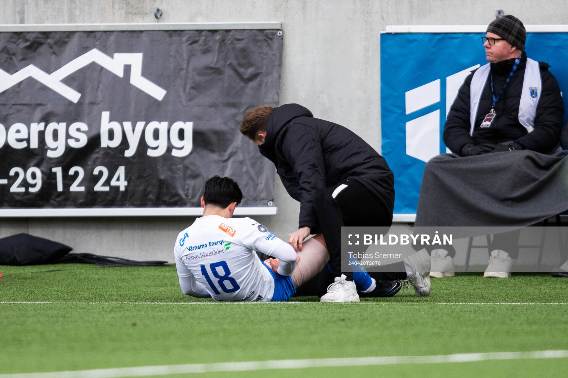 Värnamos Mohammad Alsalkhadi lämnar planen med skada under fotbollsmatchen i Allsvenskan mellan Sirius och Värnamo den 20 april 2024 i Uppsala.
