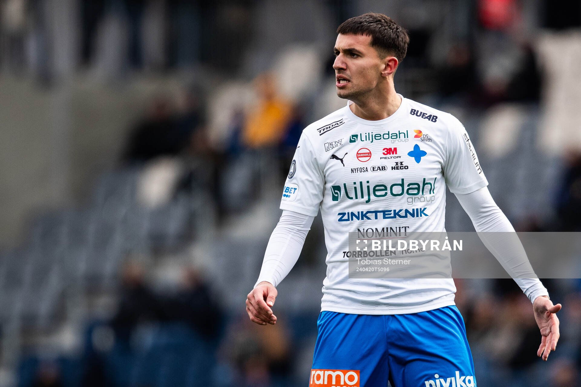 Värnamos Emin Hasic under fotbollsmatchen i Allsvenskan mellan Sirius och Värnamo den 20 april 2024 i Uppsala. 