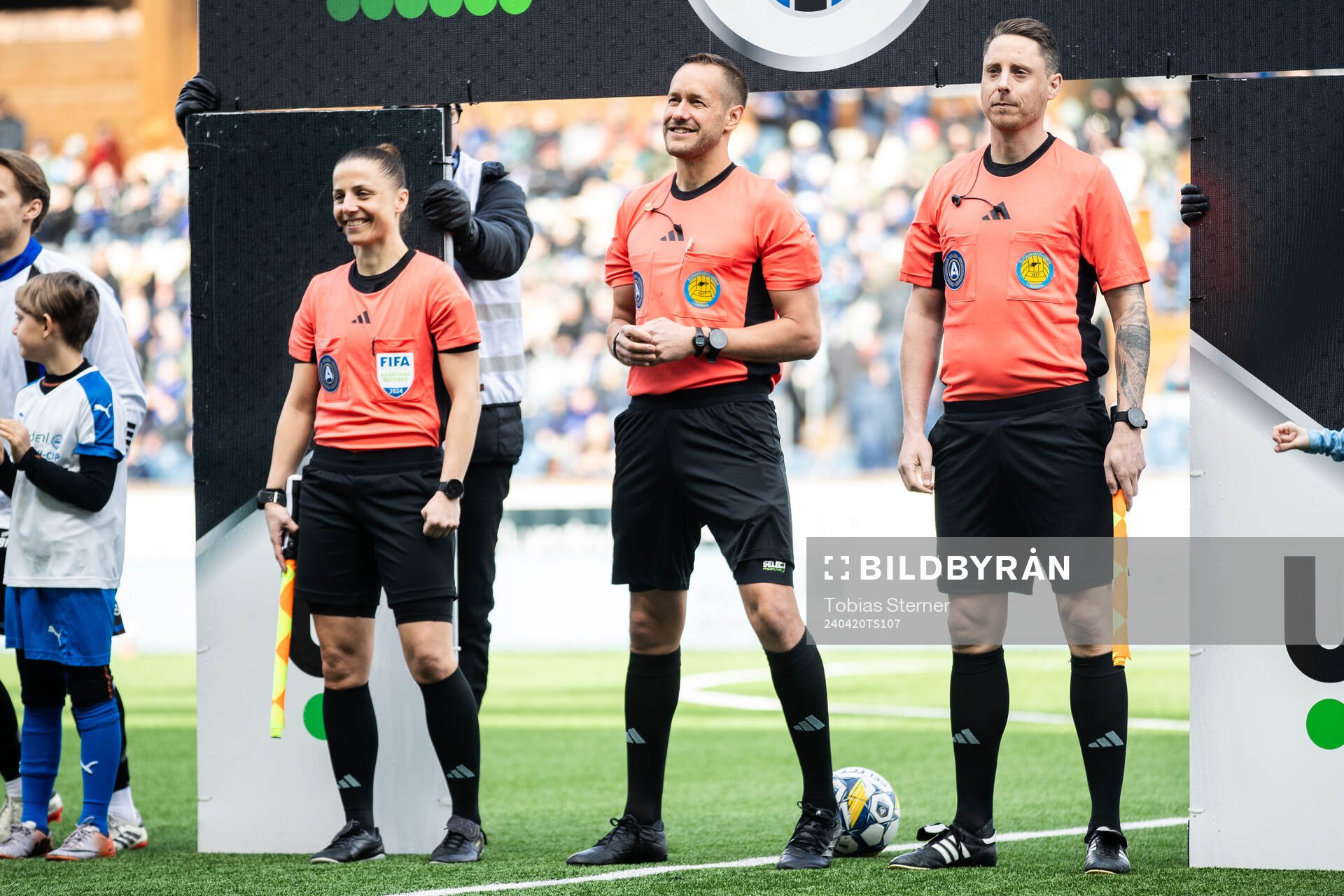 Assisterande domare Almira Spahic, domare Victor Wolf och assisterande domare Per Rehnlund inför fotbollsmatchen i Allsvenskan mellan Sirius och Värnamo den 20 april 2024 i Uppsala.