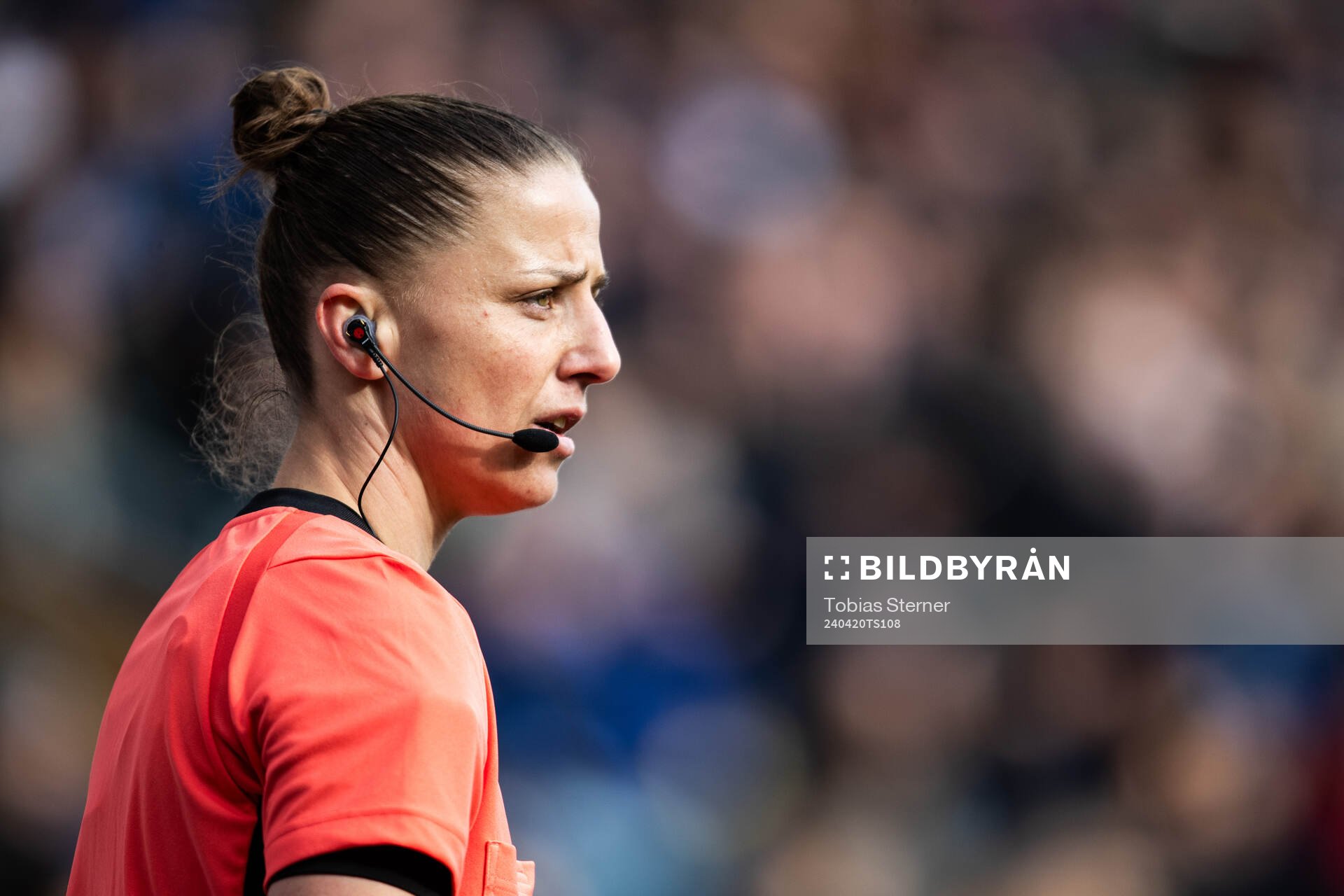 Assisterande domare Almira Spahic under fotbollsmatchen i Allsvenskan mellan Sirius och Värnamo den 20 april 2024 i Uppsala. 