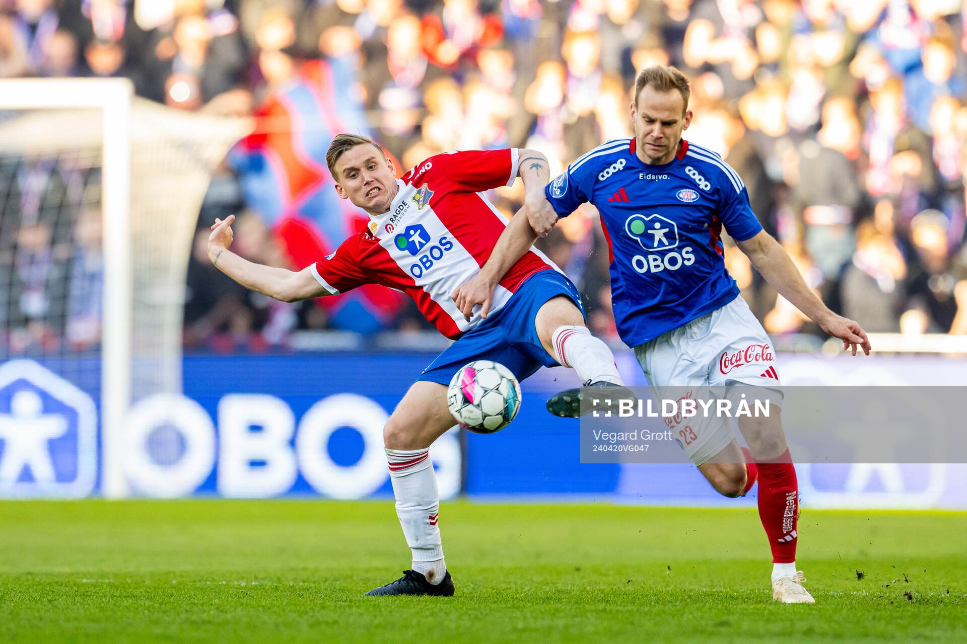 Andreas Hellum of Lyn and Martin Kreuzriegler of Vålerenga during the OBOS-ligaen football match between Lyn and Vålerenga on April 20, 2024 in Oslo.