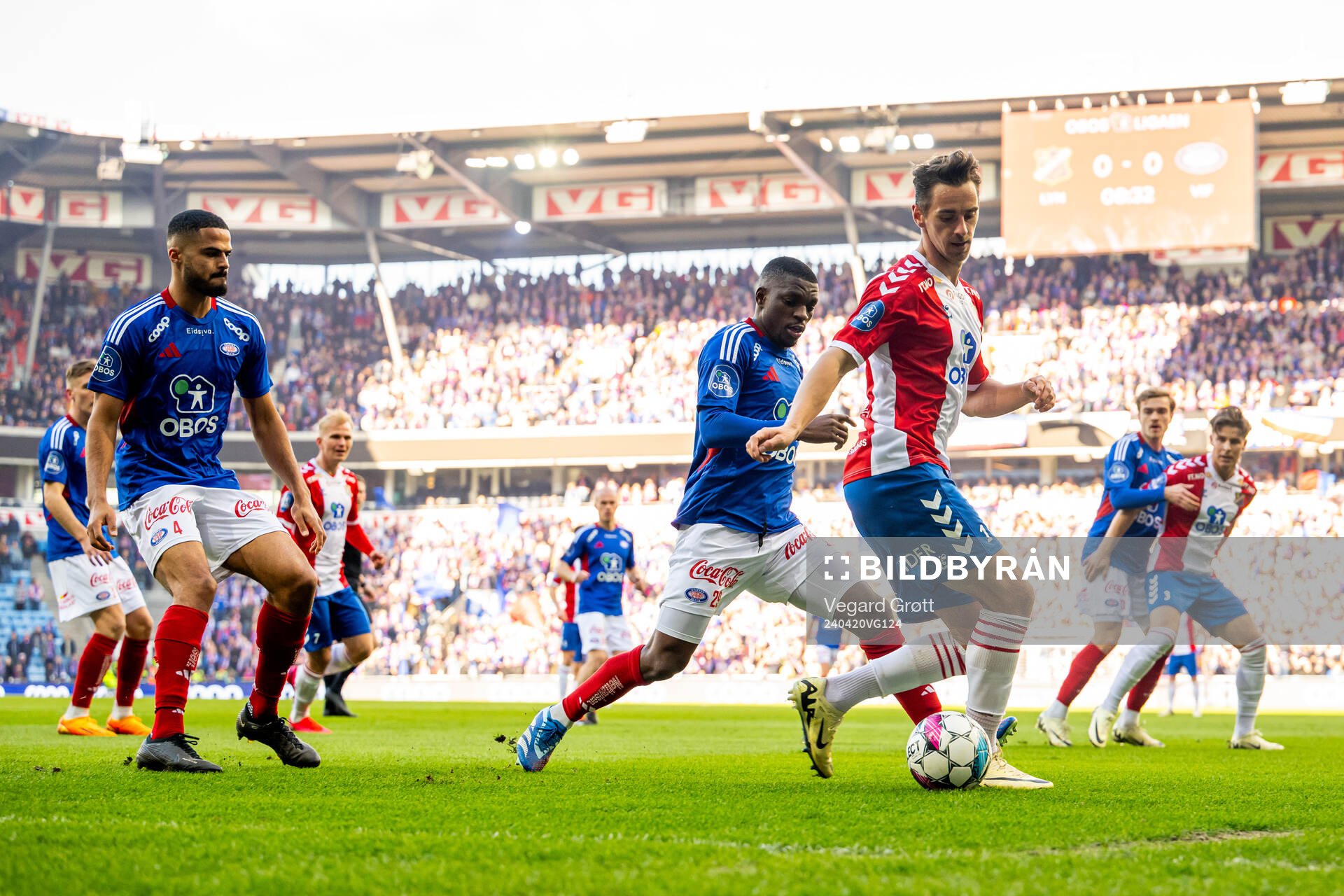 Aaron Kiil Olsen of Vålerenga, Fidel Brice Ambina of