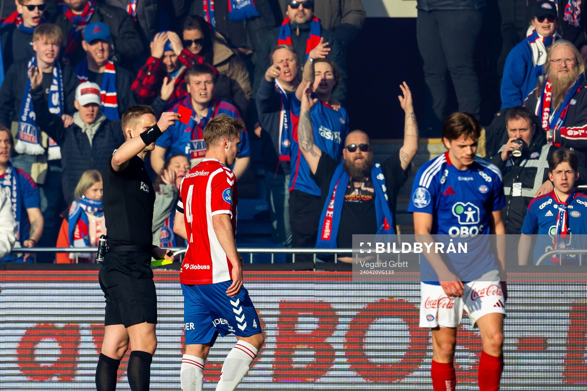 Mees Rijks of Vålerenga receives a red card by referee