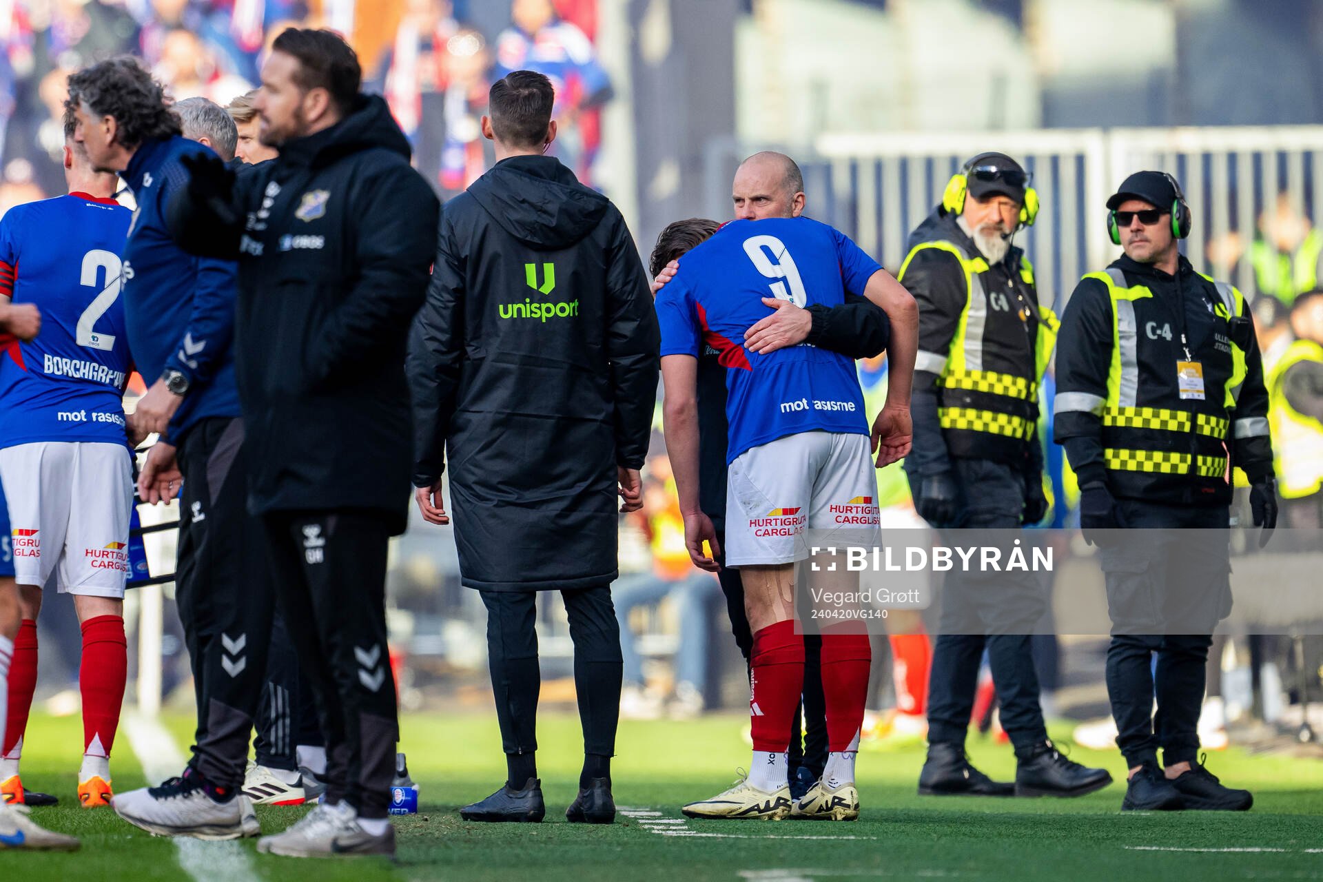 Mees Rijks of Vålerenga with head coach Geir Bakke