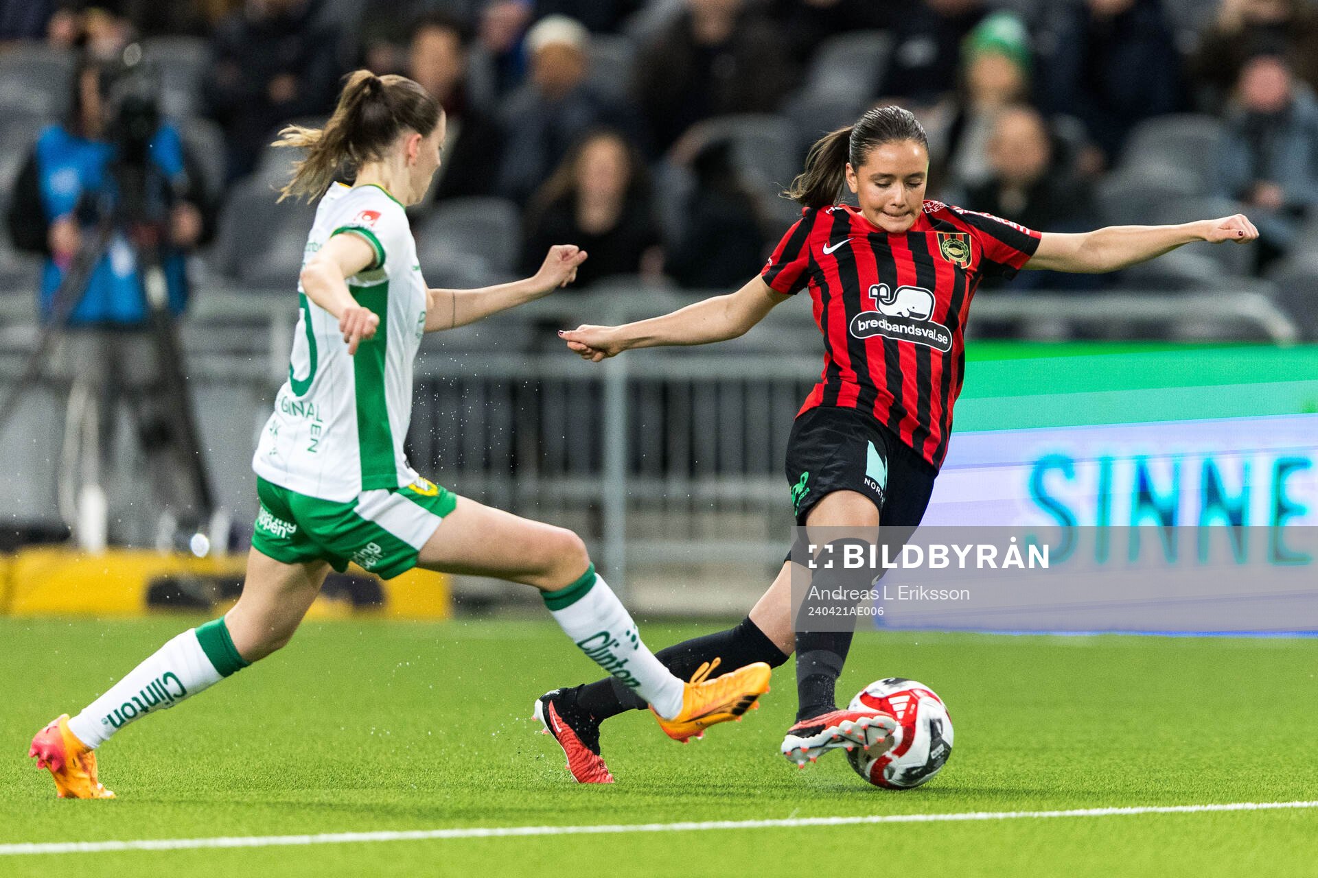Hammarbys Smilla Vallotto och Brommapojkarnas Vera Blom under fotbollsmatchen i Damallsvenskan mellan Hammarby och Brommapojkarna den 21 april 2024 i Stockholm.