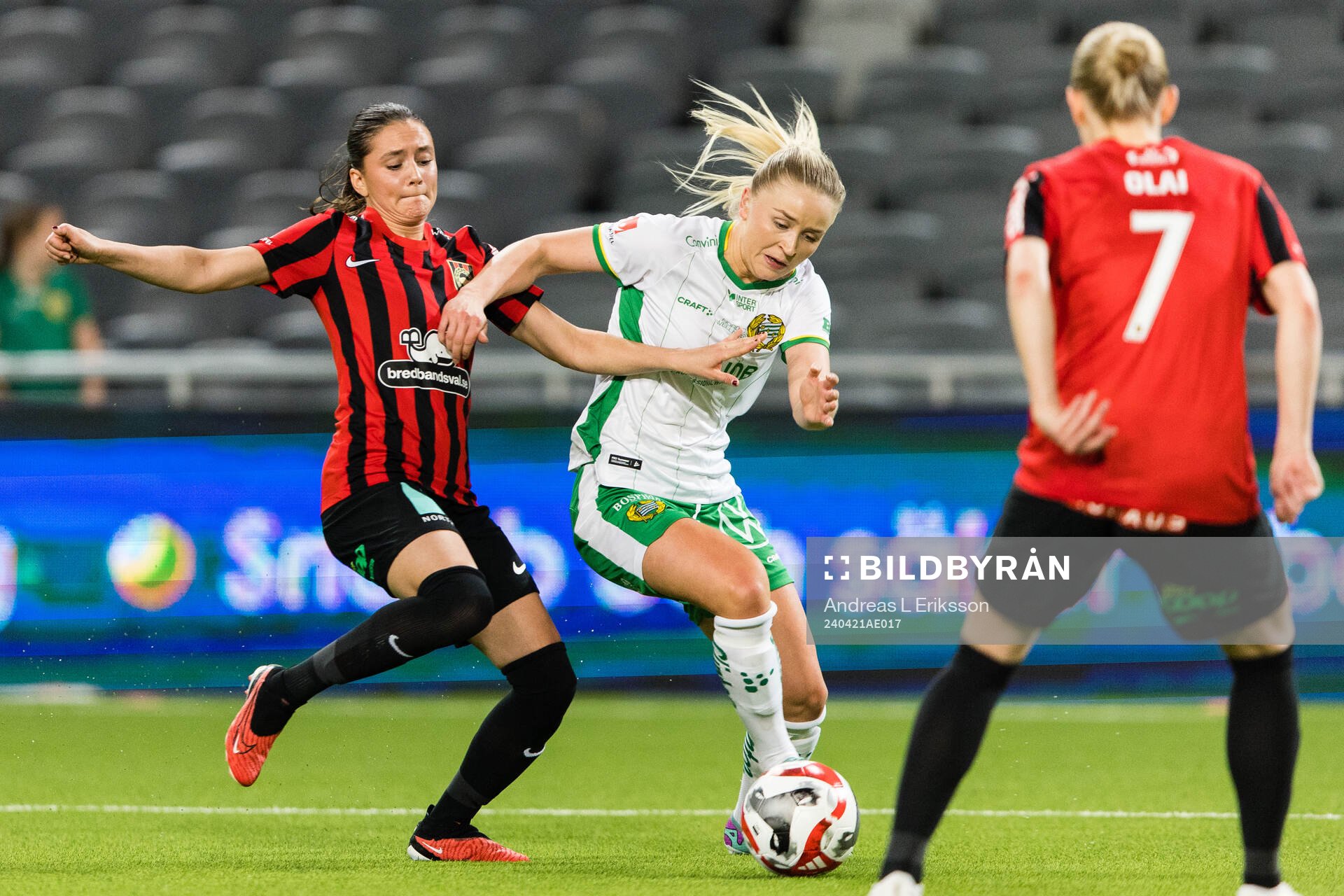 Brommapojkarnas Vera Blom och Hammarbys Anna Jøsendal under fotbollsmatchen i Damallsvenskan mellan Hammarby och Brommapojkarna den 21 april 2024 i Stockholm.