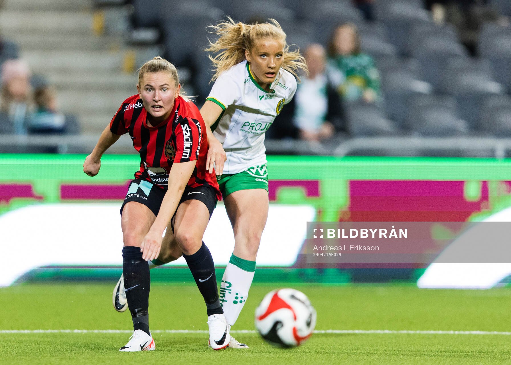 Brommapojkarnas Ellen Toivio och Hammarbys Smilla Holmberg