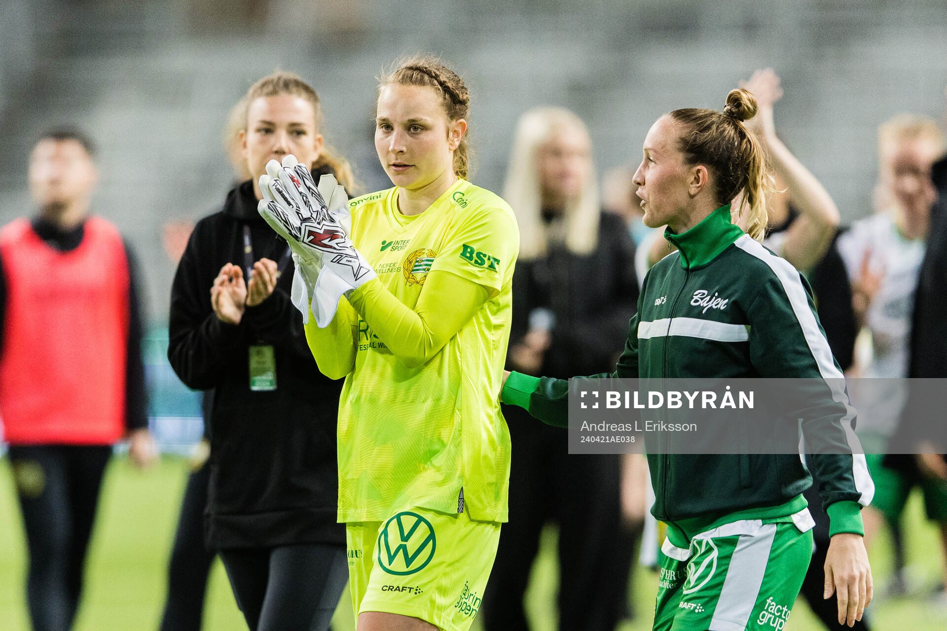 Hammarbys målvakt Anna Tamminen och Julia Roddar tackar publiken efter fotbollsmatchen i Damallsvenskan mellan Hammarby och Brommapojkarna den 21 april 2024 i Stockholm.