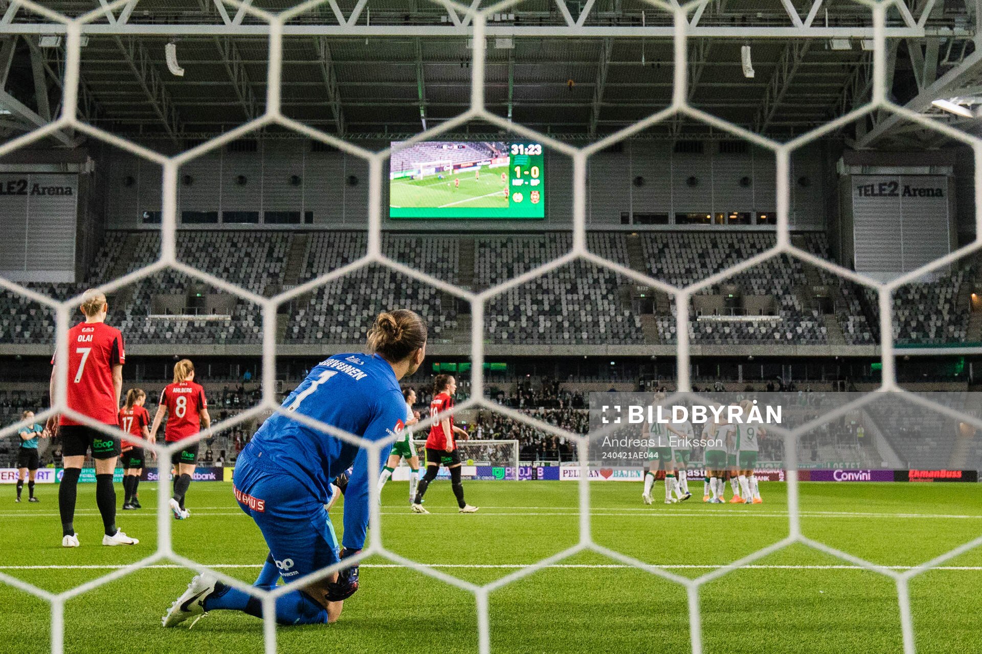 Brommapojkarnas målvakt Anna Aurora Koivunen släpper in