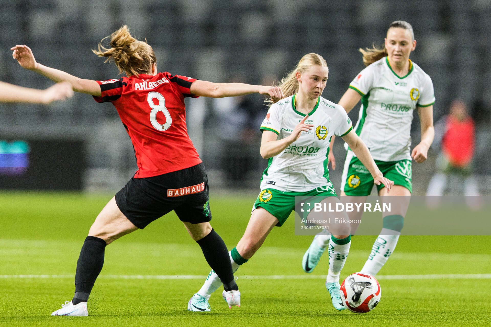 Brommapojkarnas Alice Ahlberg och Hammarbys Emilie Joramo