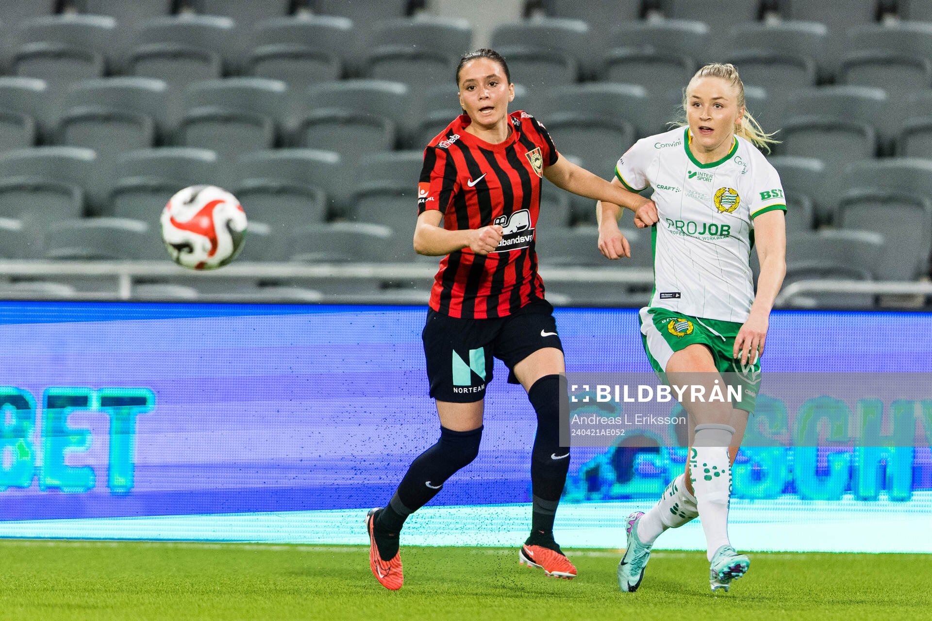 Brommapojkarnas Vera Blom och Hammarbys Anna Jøsendal under fotbollsmatchen i Damallsvenskan mellan Hammarby och Brommapojkarna den 21 april 2024 i Stockholm.