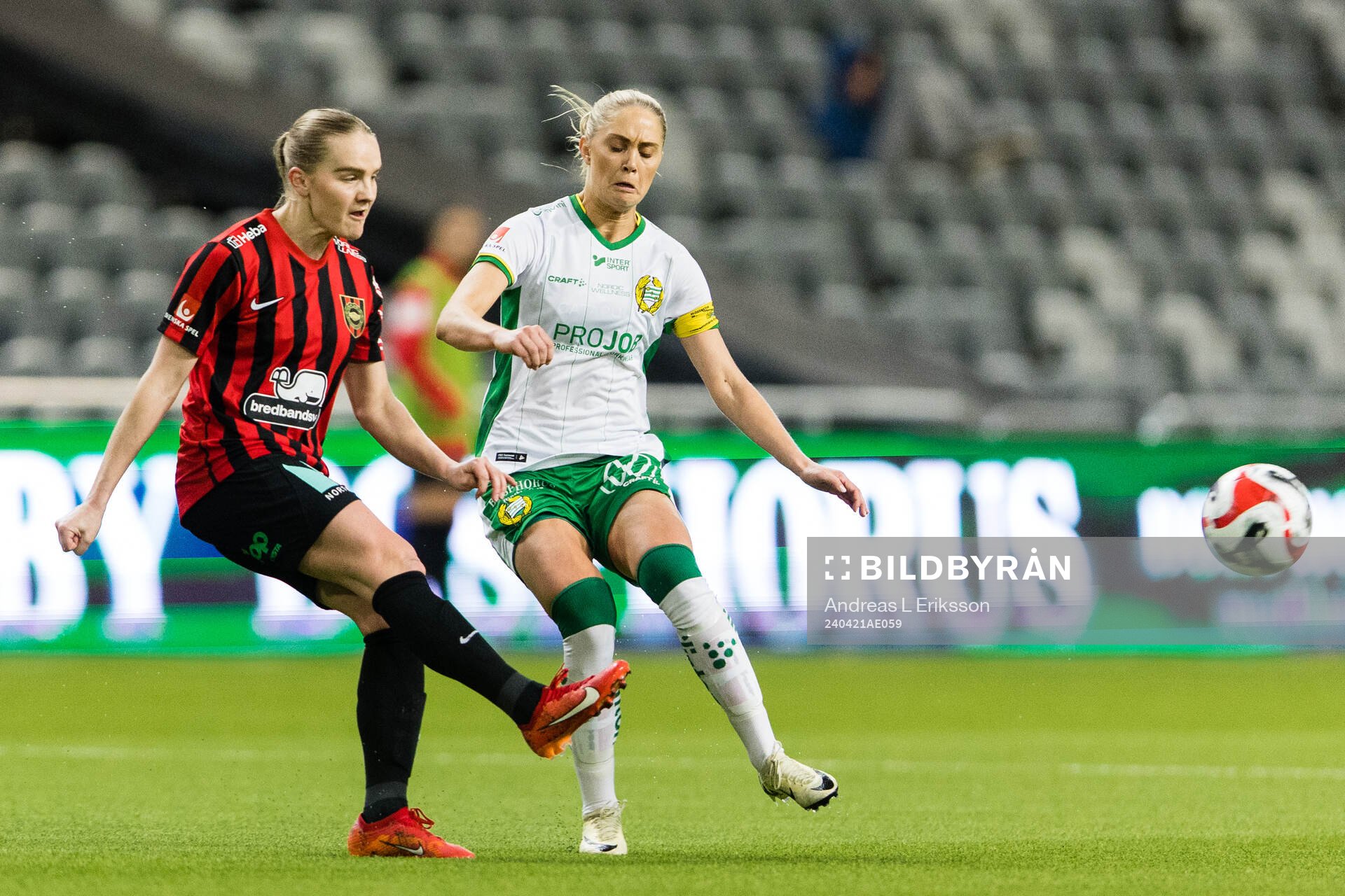 Brommapojkarnas Klara Andrup och Hammarbys Alice Carlsson