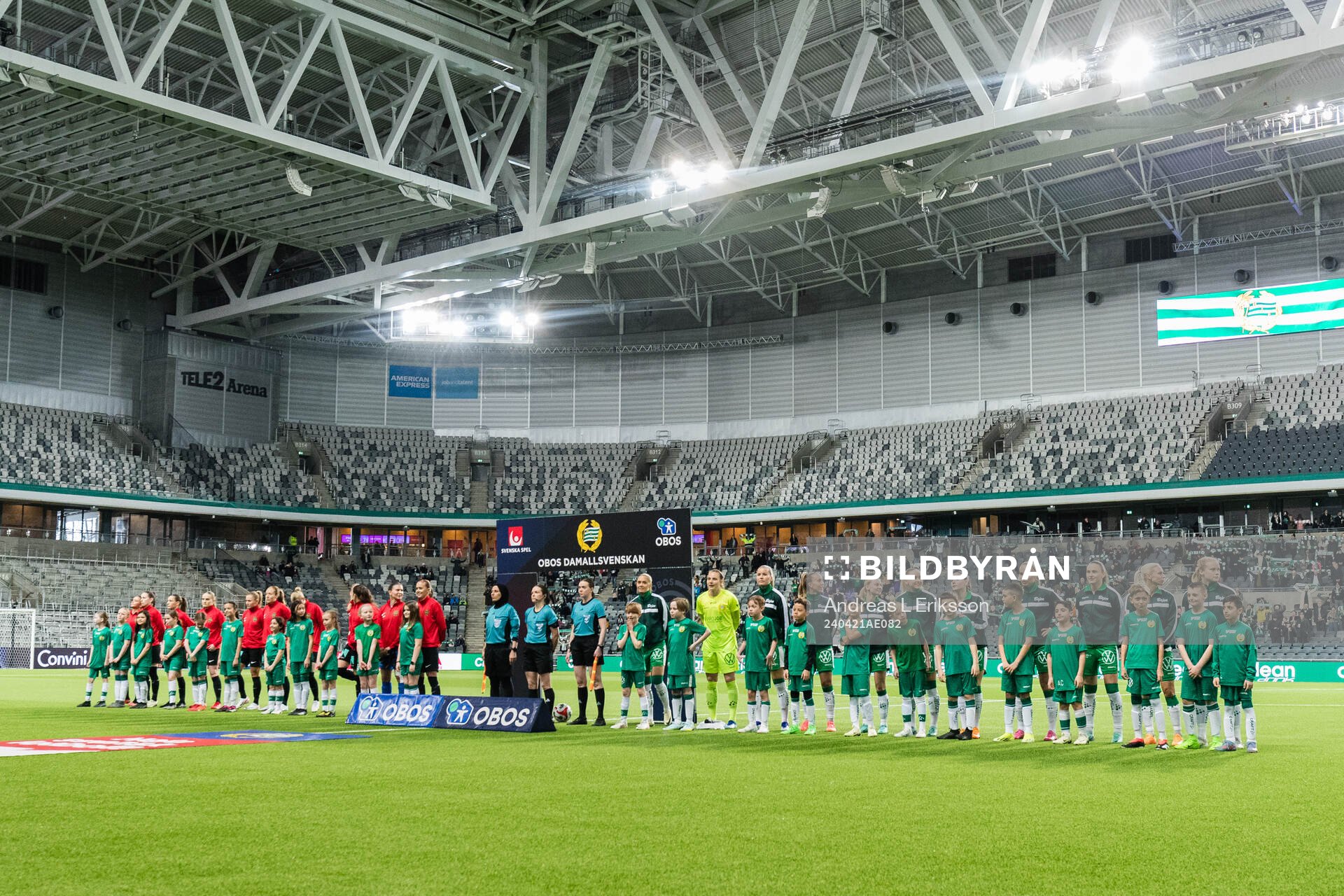 Brommapojkarnas spelare , domarteamet och Hammarbys spelare