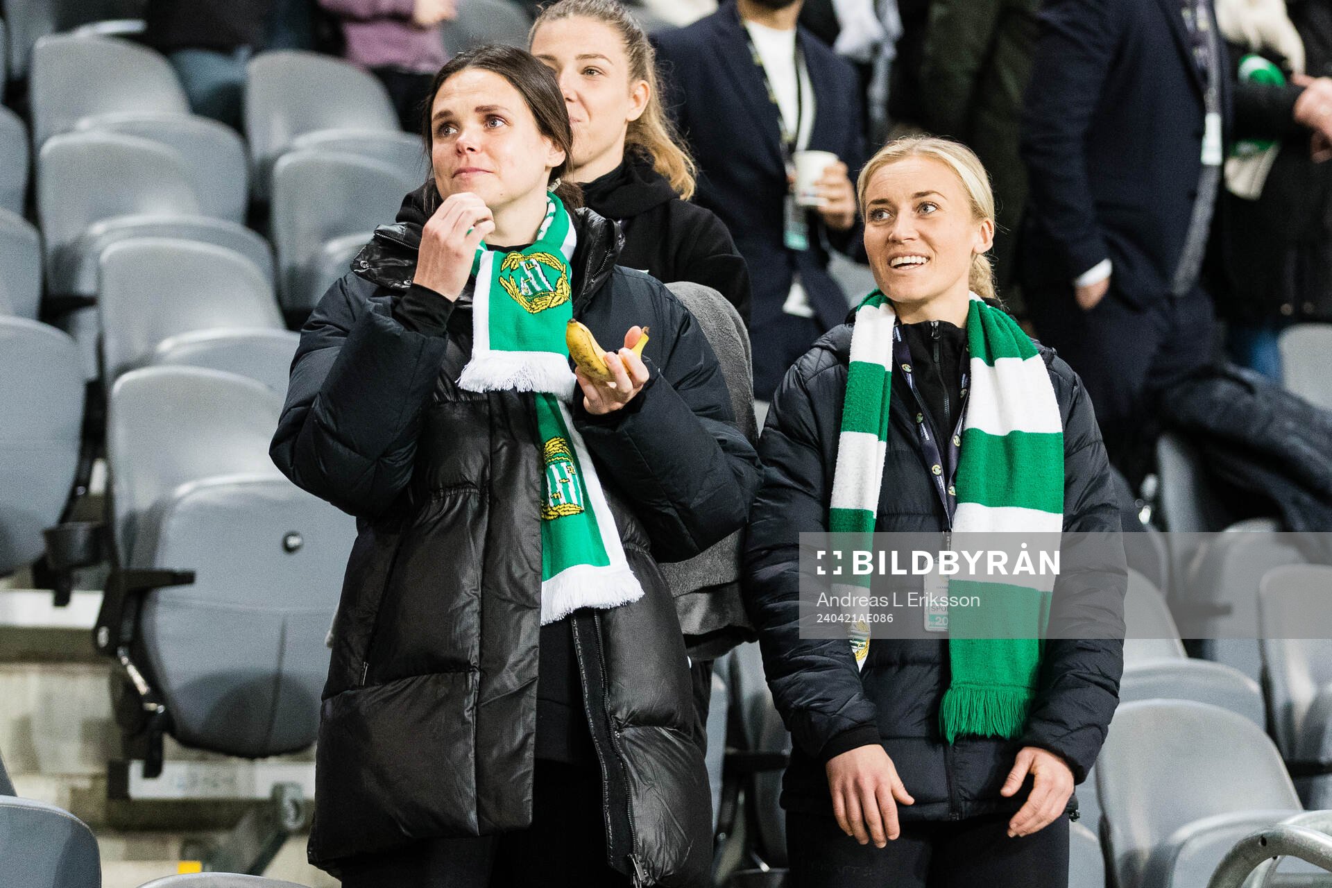 Hammarbys Simone Boye och Ellen Gibson på läktaren