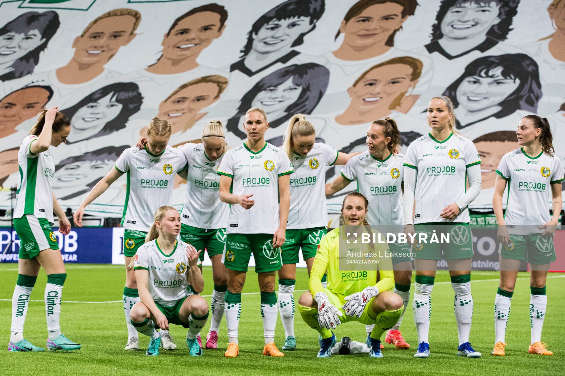 Hammarbys spelare gör sig redo för fotografering av