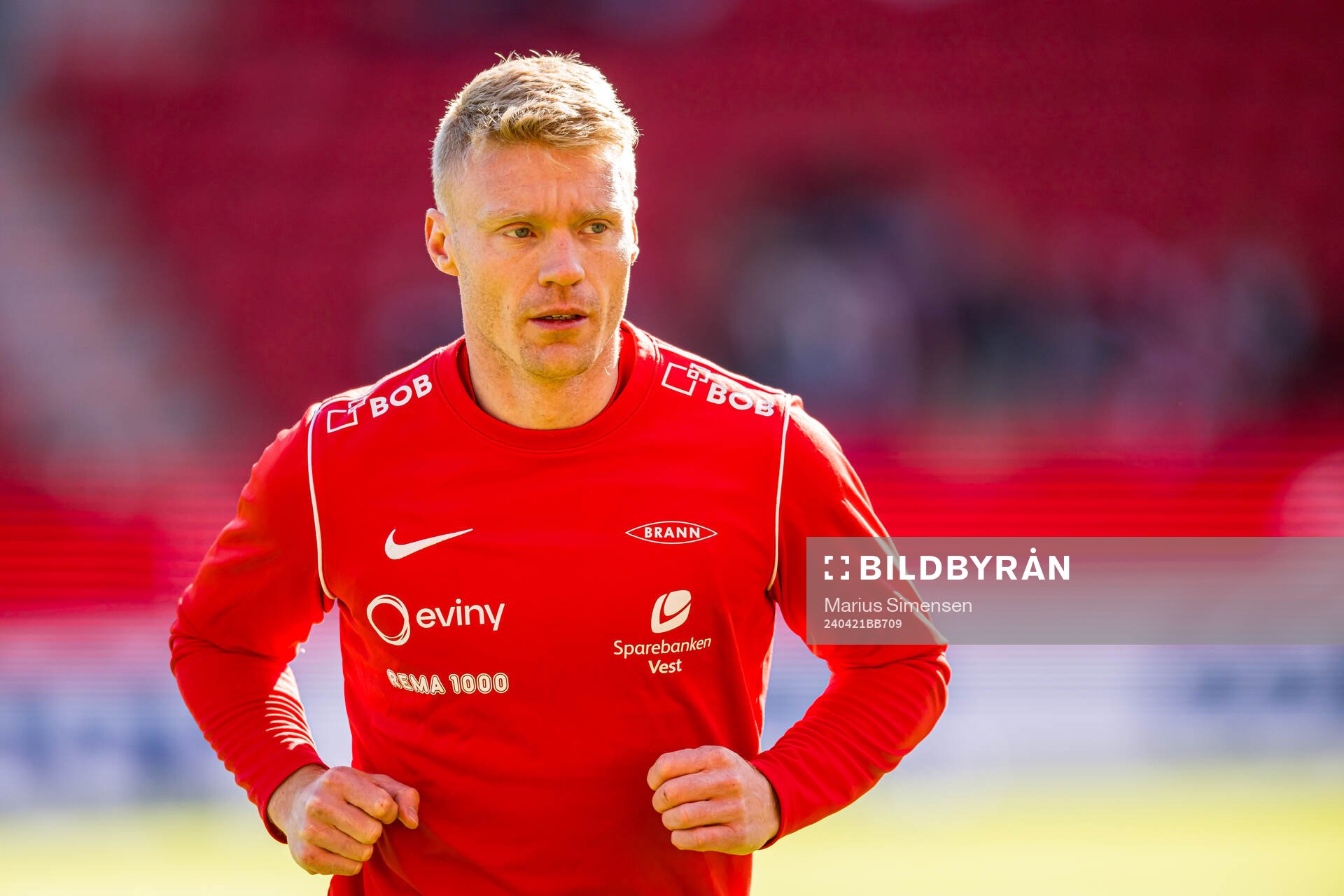 Sivert Heltne Nilsen of Brann warms up