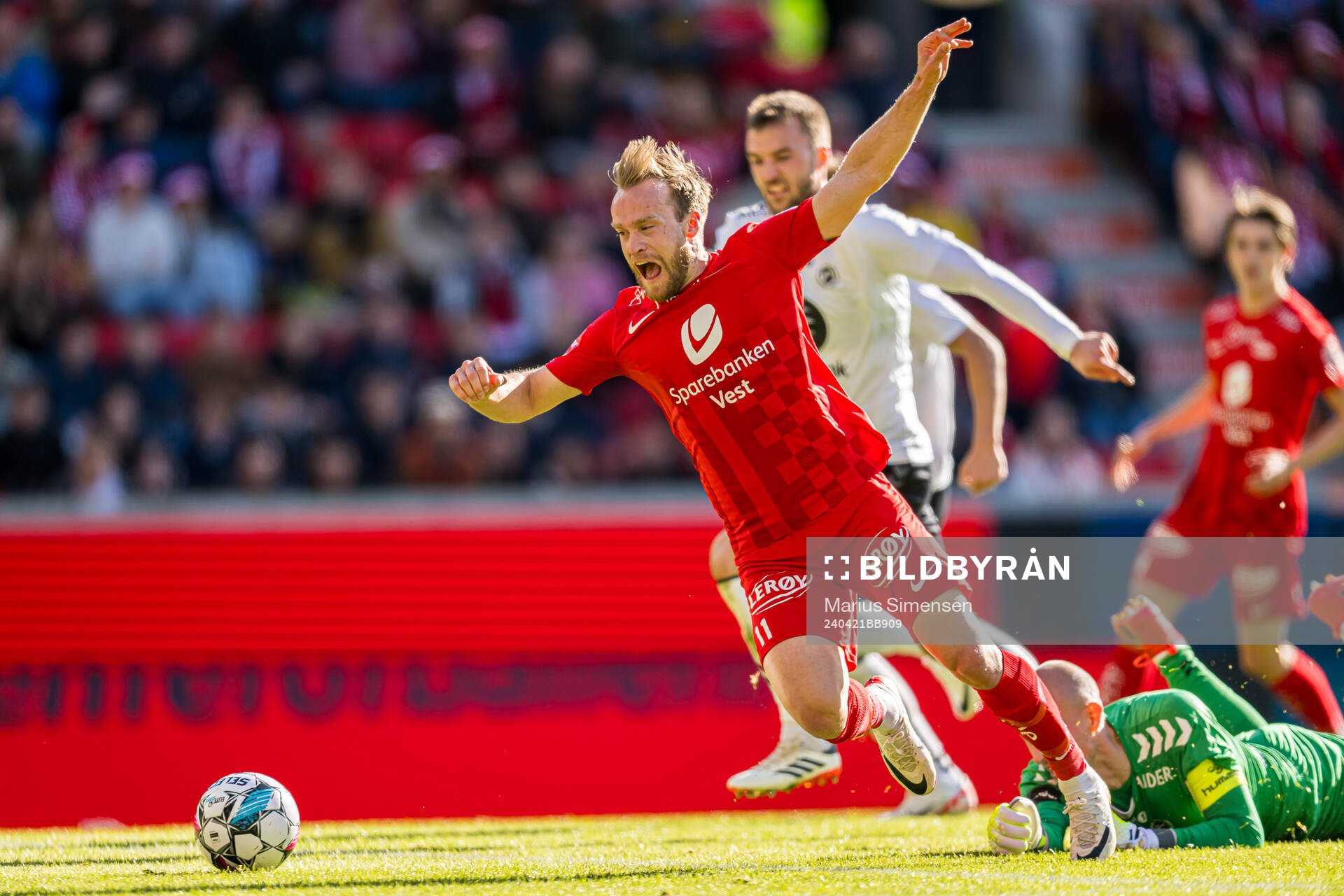 Bård Finne of Brann and Andre Hansen of Odd during the Eliteserien match between Brann and Odd on April 21, 2024 in Bergen. 