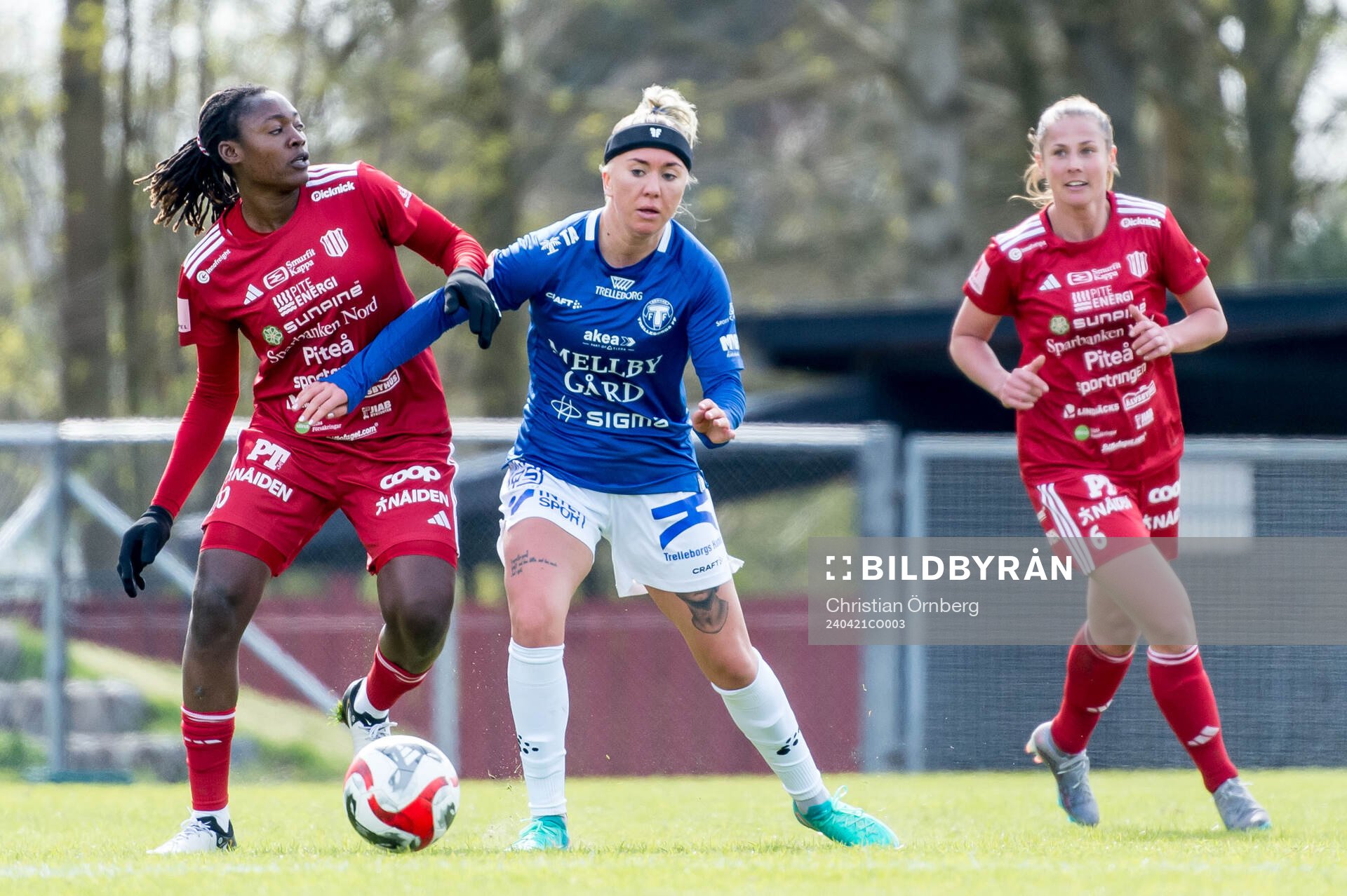 Piteås Anam Imo och Trelleborgs Linnea Prambrant under fotbollsmatchen i Damallsvenskan mellan Trelleborg och Piteå den 21 april 2024 i Trelleborg.