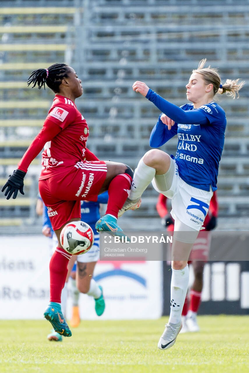 Piteås Faith Ikidi Michael och Trelleborgs Alice Egnér under fotbollsmatchen i Damallsvenskan mellan Trelleborg och Piteå den 21 april 2024 i Trelleborg.