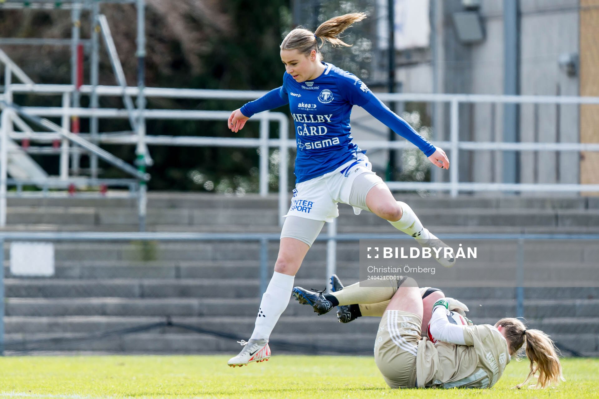 Trelleborgs Alice Egnér och Piteås målvakt Samantha