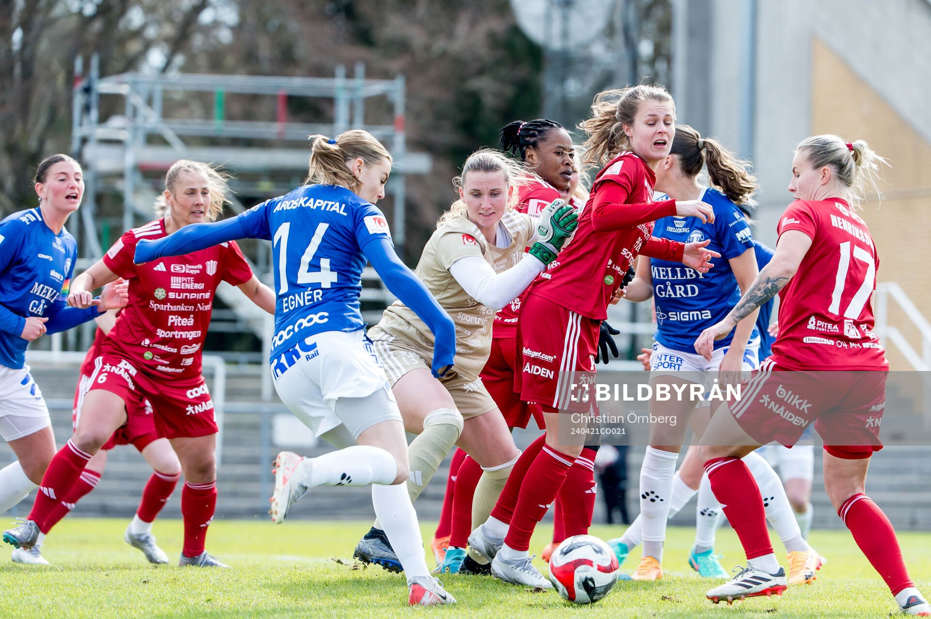 Trelleborgs Alice Egnér och Piteås målvakt Samantha Leshnak Murphy under fotbollsmatchen i Damallsvenskan mellan Trelleborg och Piteå den 21 april 2024 i Trelleborg.