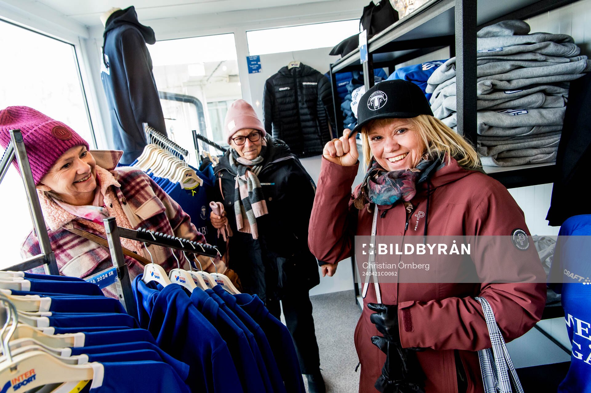 Trelleborgs Linnea Prambrant mostrar Annette Wahrby och Ann