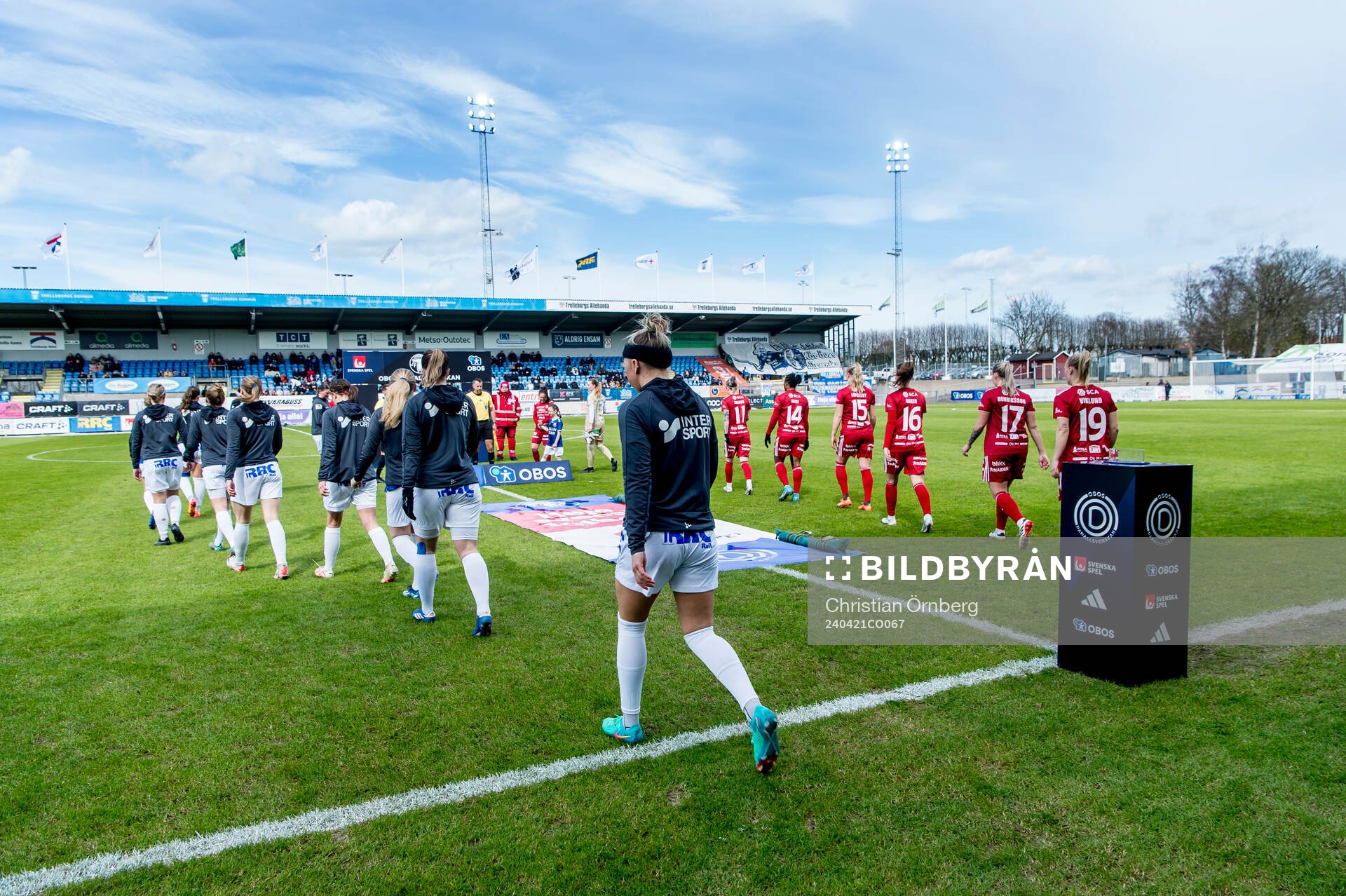 Spelarna kommer in på Vångavallen inför fotbollsmatchen i Damallsvenskan mellan Trelleborg och Piteå den 21 april 2024 i Trelleborg.