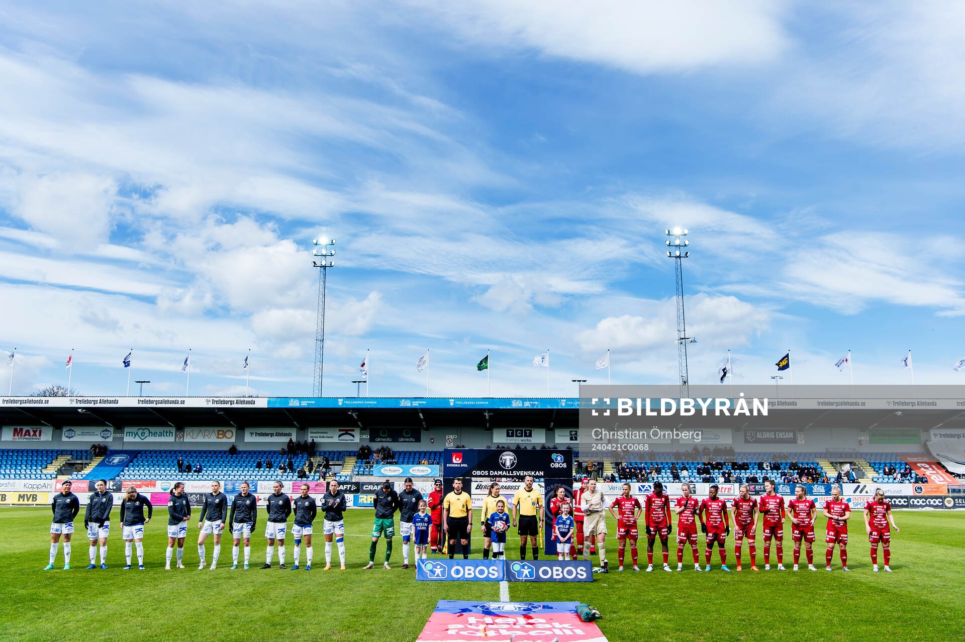 Spelarna ställer upp på Vångavallen inför fotbollsmatchen i Damallsvenskan mellan Trelleborg och Piteå den 21 april 2024 i Trelleborg.