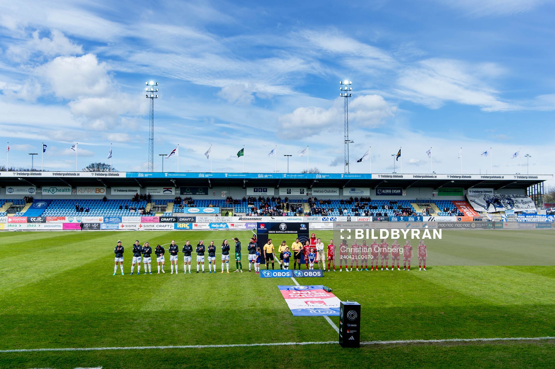 Spelarna ställer upp på Vångavallen inför fotbollsmatchen i Damallsvenskan mellan Trelleborg och Piteå den 21 april 2024 i Trelleborg.