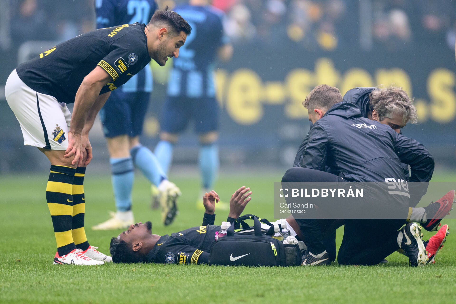AIKs Abdihakim Ali  skadad under fotbollsmatchen i Allsvenskan mellan AIK och Djurgården den 21 april 2024 i Stockholm. 