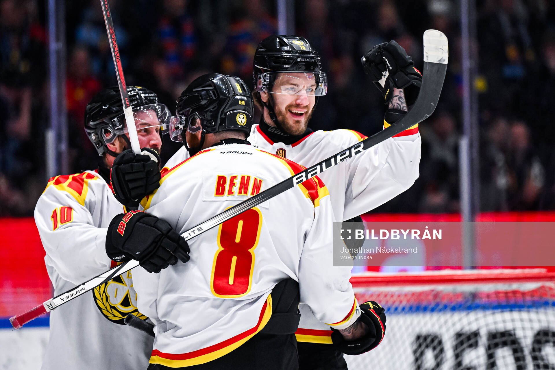 Brynäs Jordie Benn, Johan Larsson och Miks Indrasis jublar