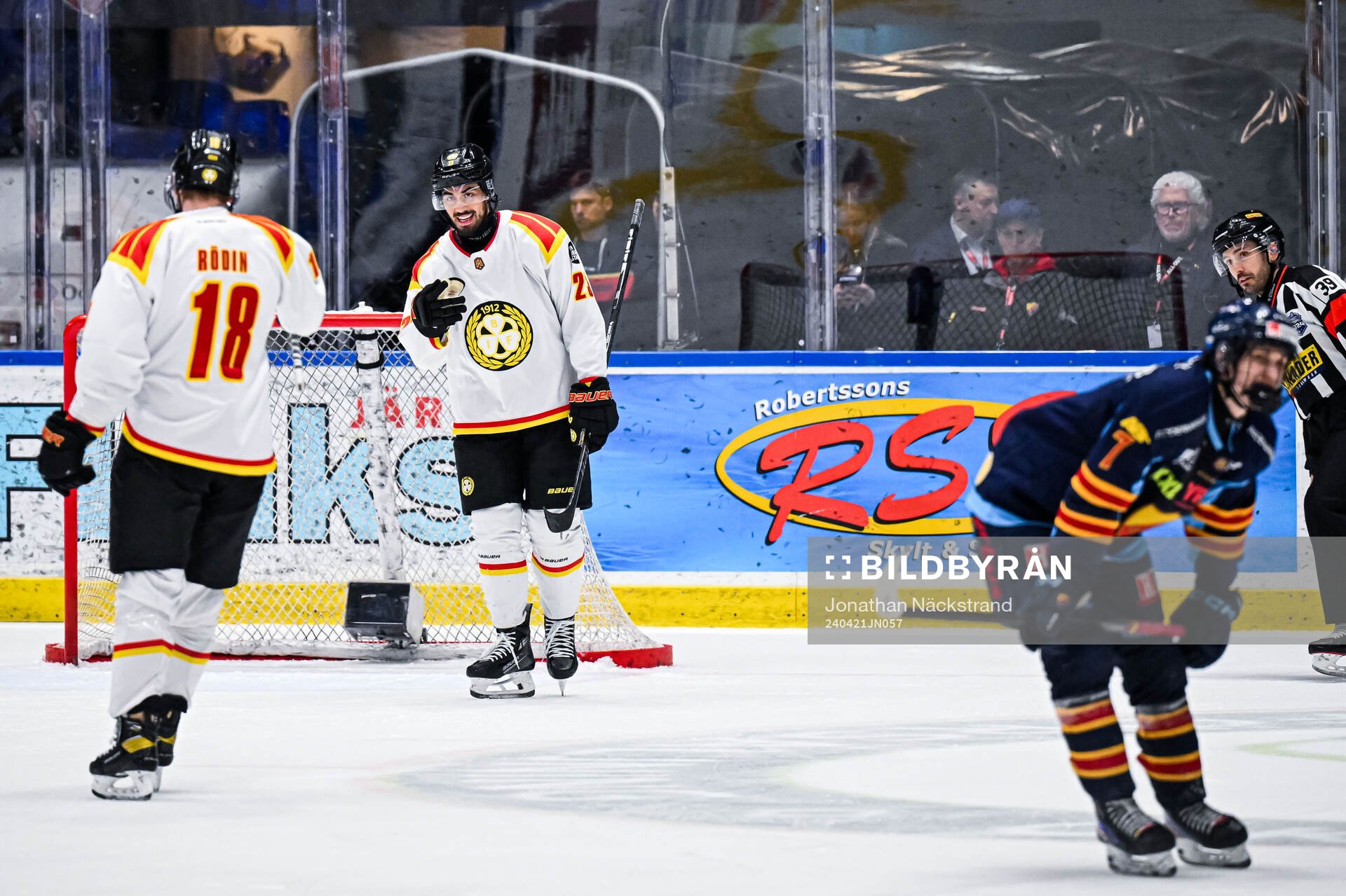 Brynäs Tyler Vesel och Anton Rödin jublar