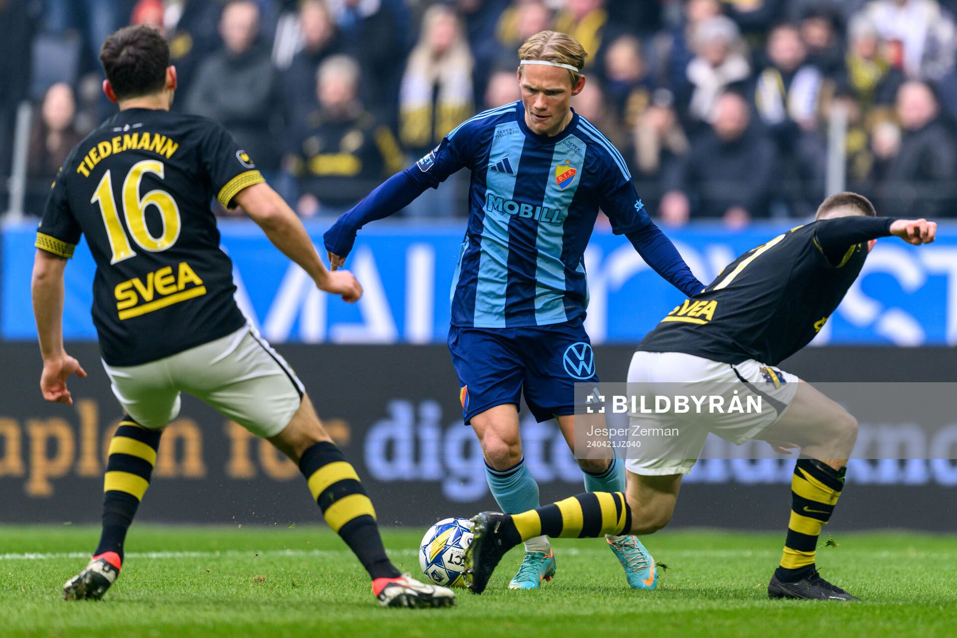 Djurgårdens Tobias Gulliksen, och AIKs Benjamin Tiedemann Hansen och Mads Døhr Thychosen under fotbollsmatchen i Allsvenskan mellan AIK och Djurgården den 21 april 2024 i Stockholm.